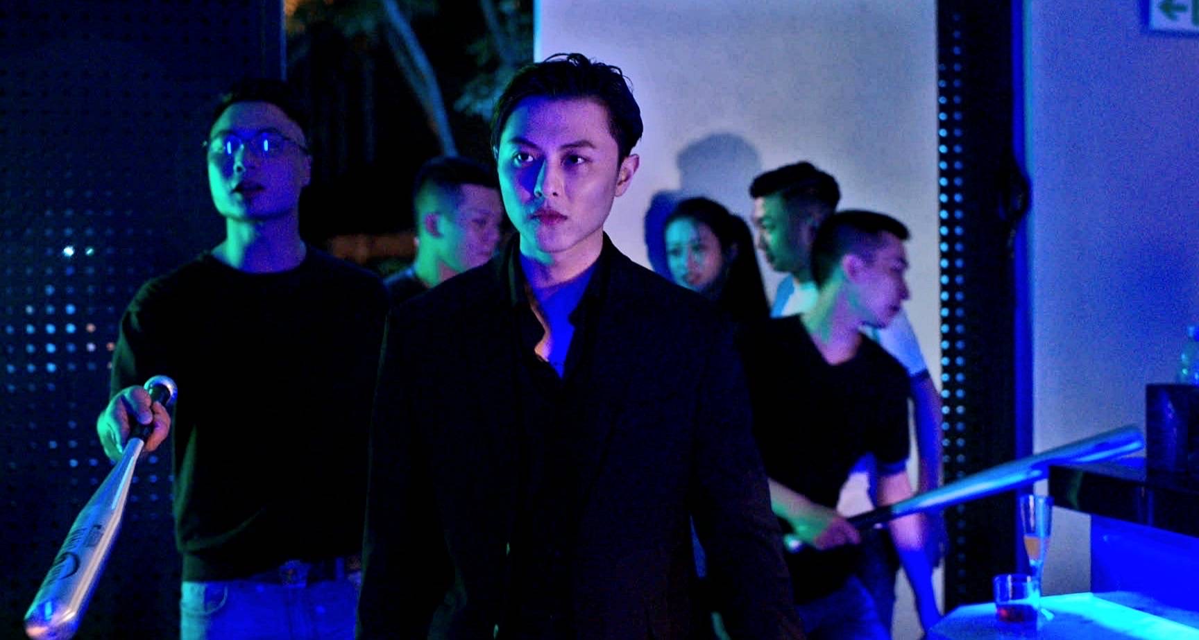 王子(邱勝翊)帶著手下橫掃林森北夜場，完全看不出原本的陽光氣息。（禾力文創提供）