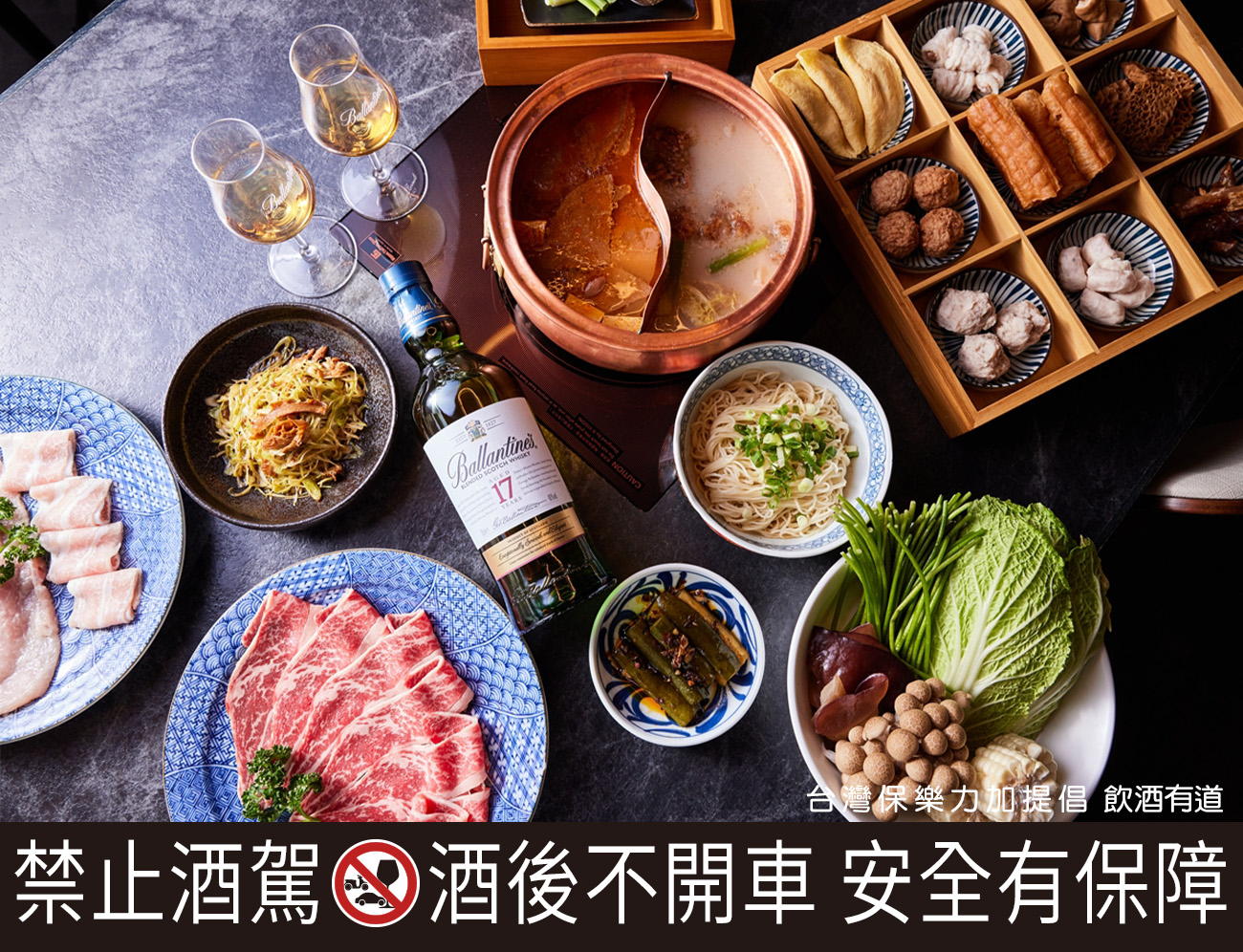 黑武士特色老火鍋以特色湯底與傳統味火鍋料見長，建議在肉類主食外，點些油條、手工蛋餃與聰明麵帶你回味古早時光。