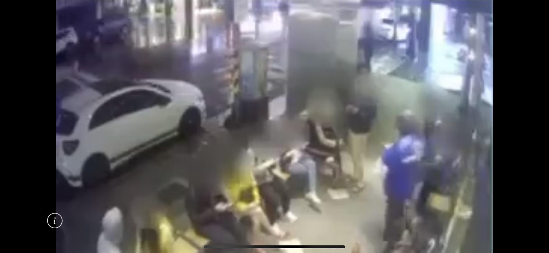 謝男（藍衣者）假冒外送員到餐廳取餐，事後將餐點吃掉果腹。翻攝畫面