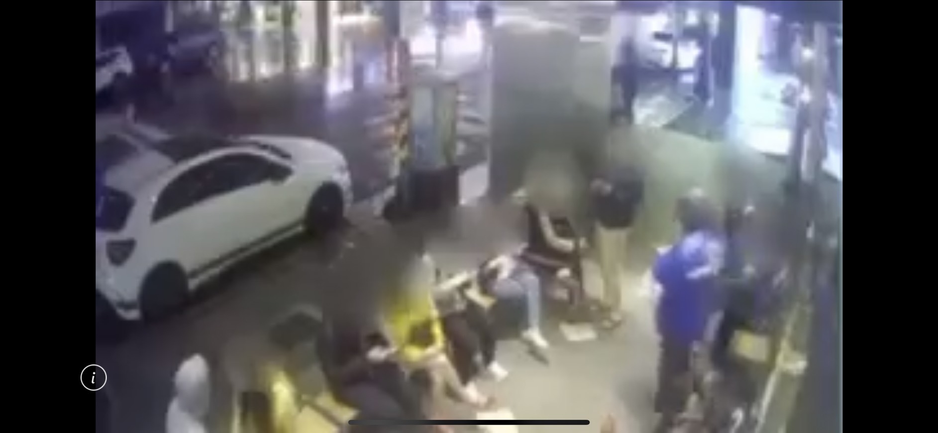 謝男（藍衣者）假冒外送員到餐廳取餐，事後將餐點吃掉果腹。翻攝畫面