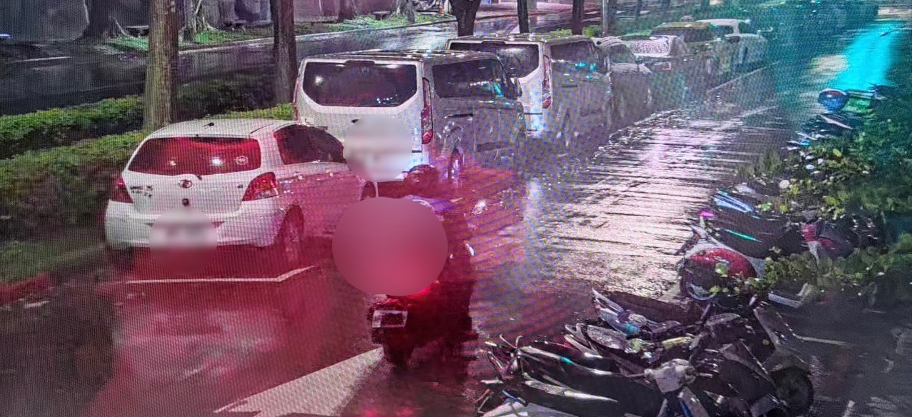 謝男得手後騎乘用口罩遮蔽車牌的機車逃逸。(翻攝畫面)
