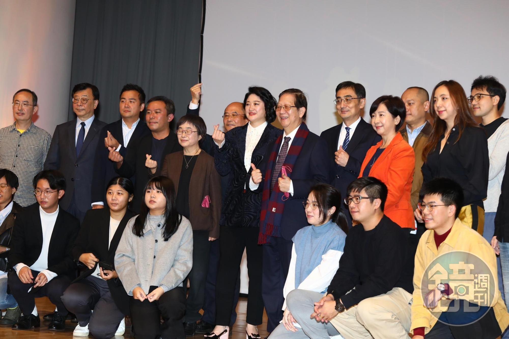 第36屆吳舜文新聞獎今日公布得獎名單,吳舜文獎助基金會執行長嚴陳莉蓮與得獎者及評審合影。