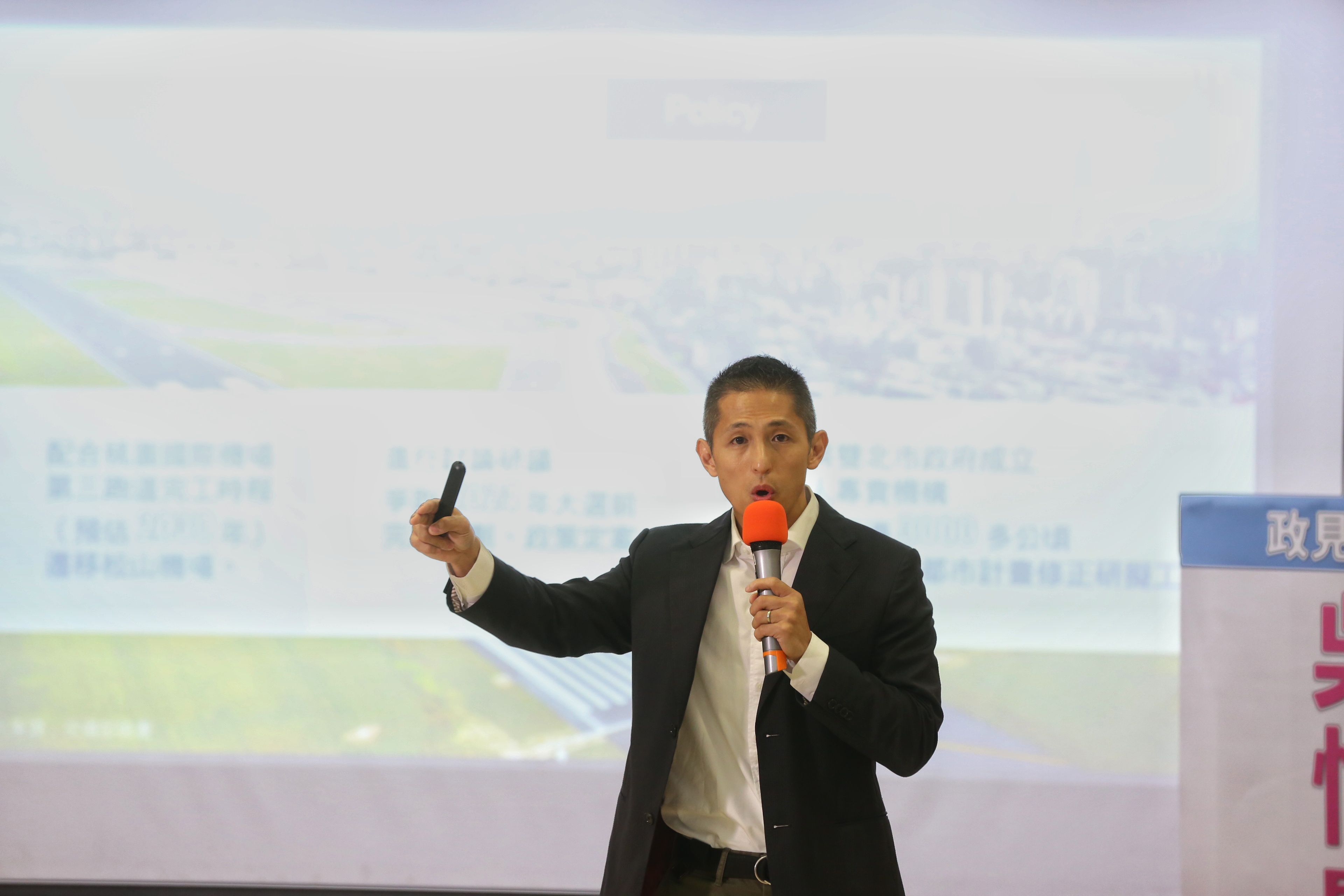 吳怡農拋出的首波政見，主張遷建松山機場，規劃闢建公園。