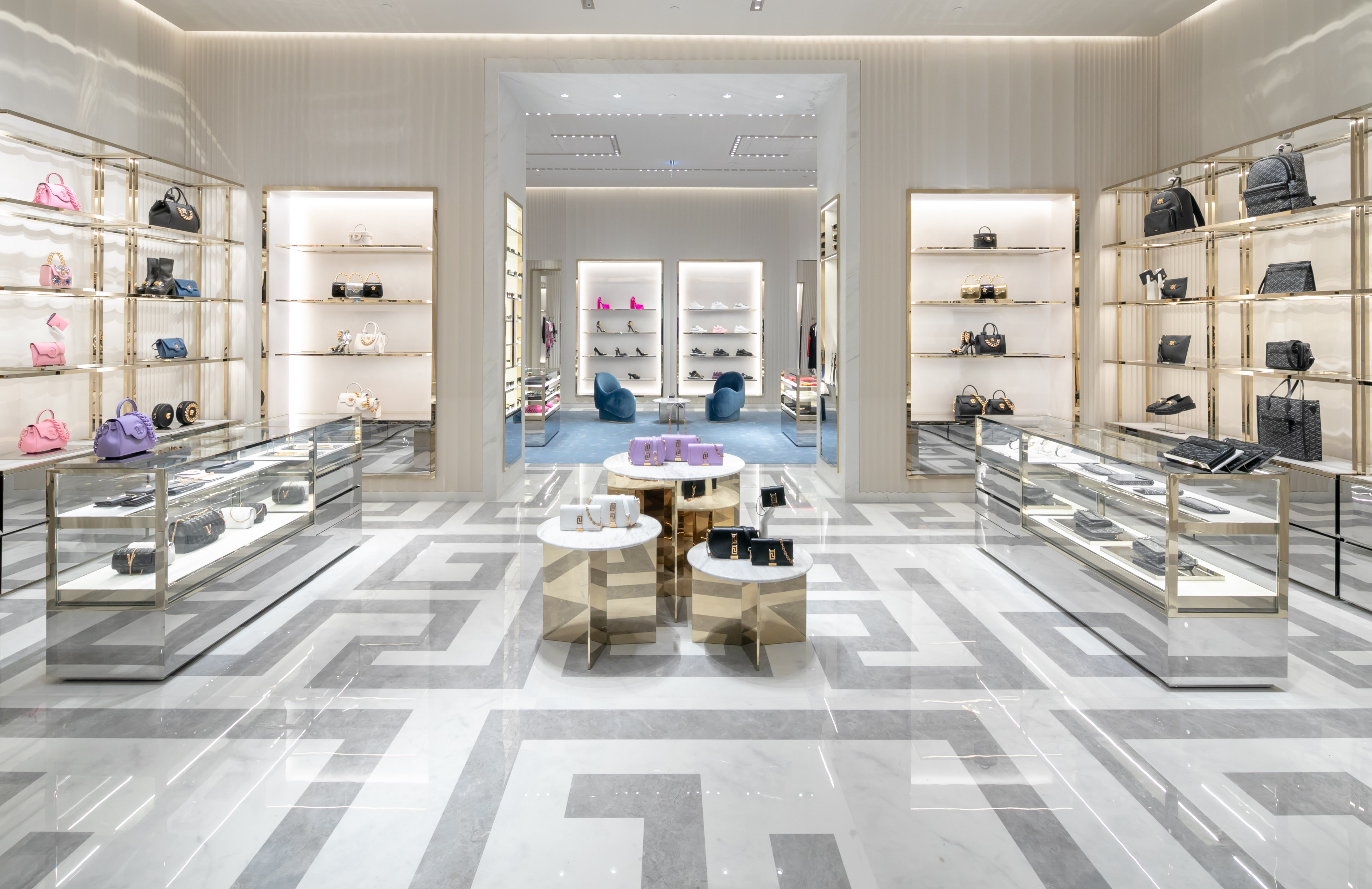 VERSACE漢神巨蛋全新專門店佔地近46坪，以兼具古典和現代感的奢華意象作為店面設計概念。（VERSACE提供）