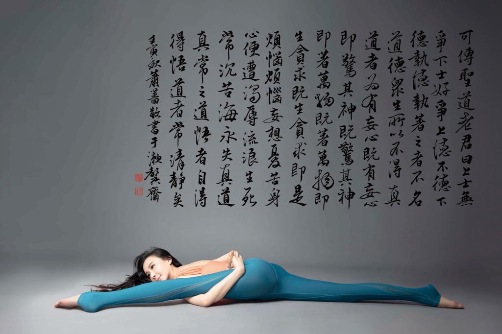 蕭薔今年的年曆展現驚人身段，看不出才剛開完刀。（珍世美學慈善基金會）