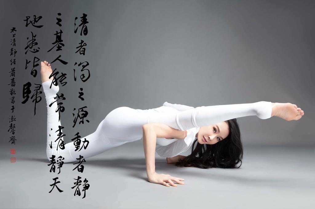 蕭薔堅持每年拍年曆作為公益。(珍世美學慈善基金會)