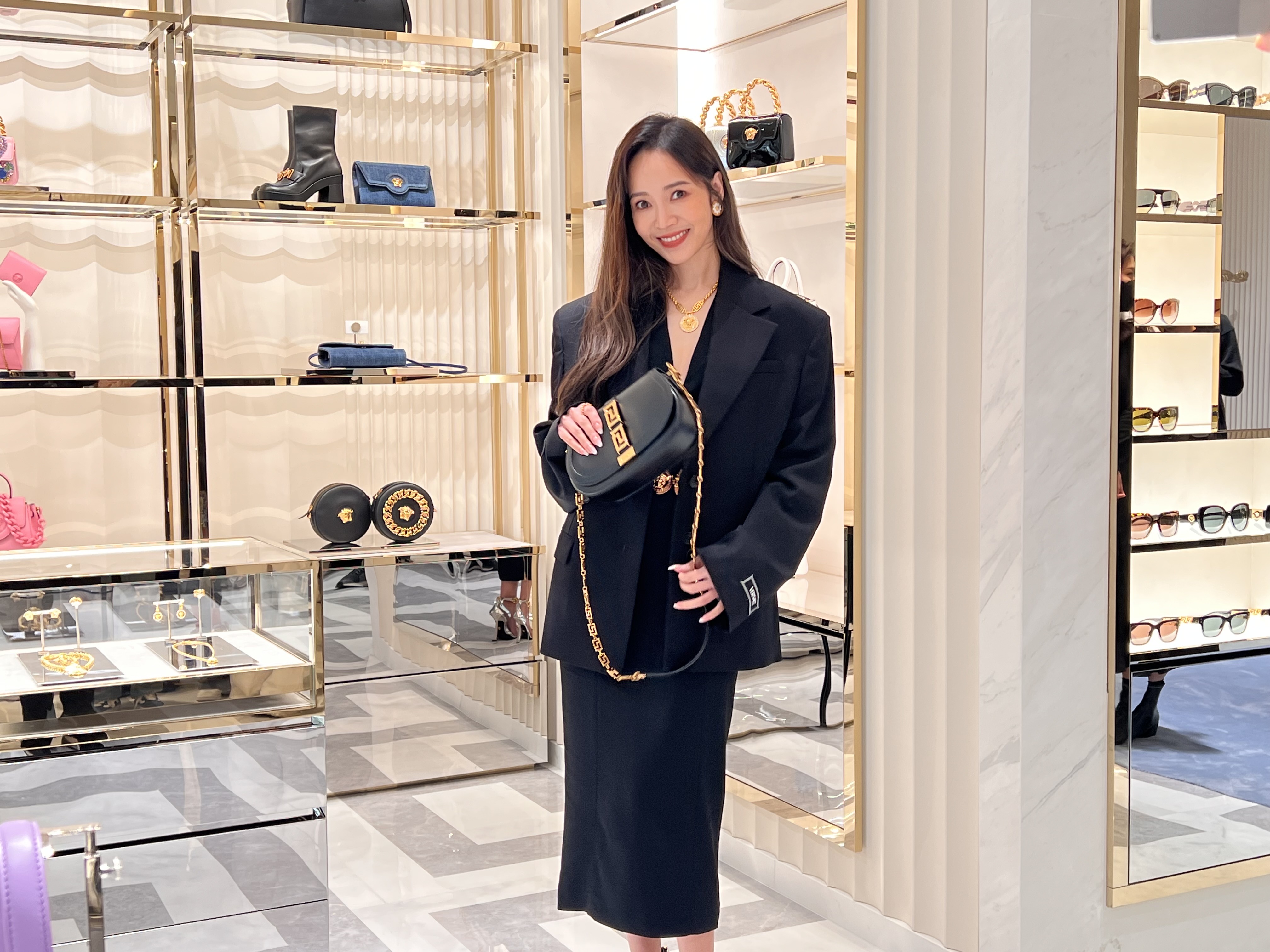 侯佩岑今日以一身黑色裙裝look南下高雄參加VERSACE漢神巨蛋全新專門店開幕活動。