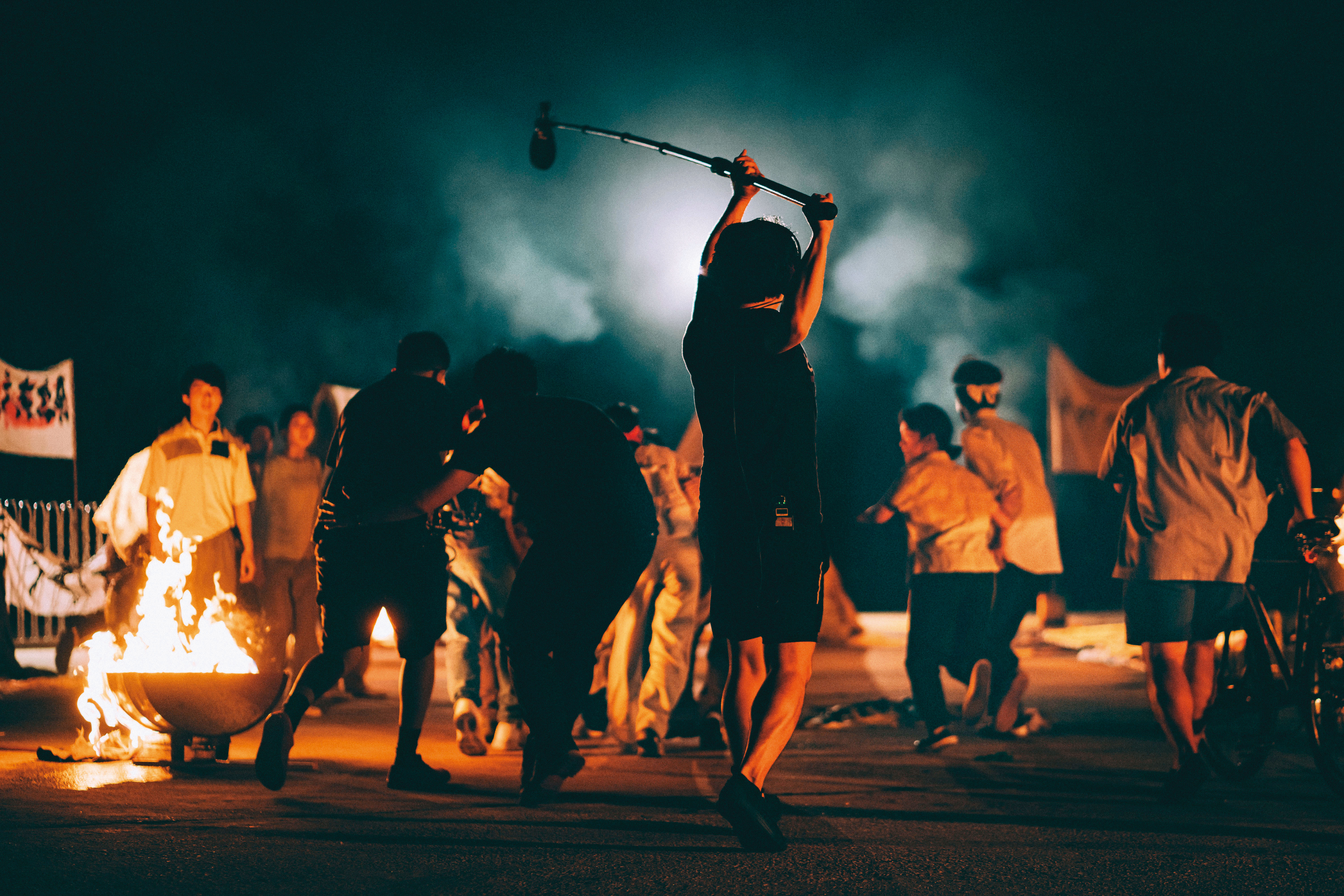 《憂鬱之島》從六七暴動、文革偷渡潮及六四天安門事件出發，以虛實交錯的手法刻劃九七回歸以來香港的動盪變化。 （光年映畫提供） 