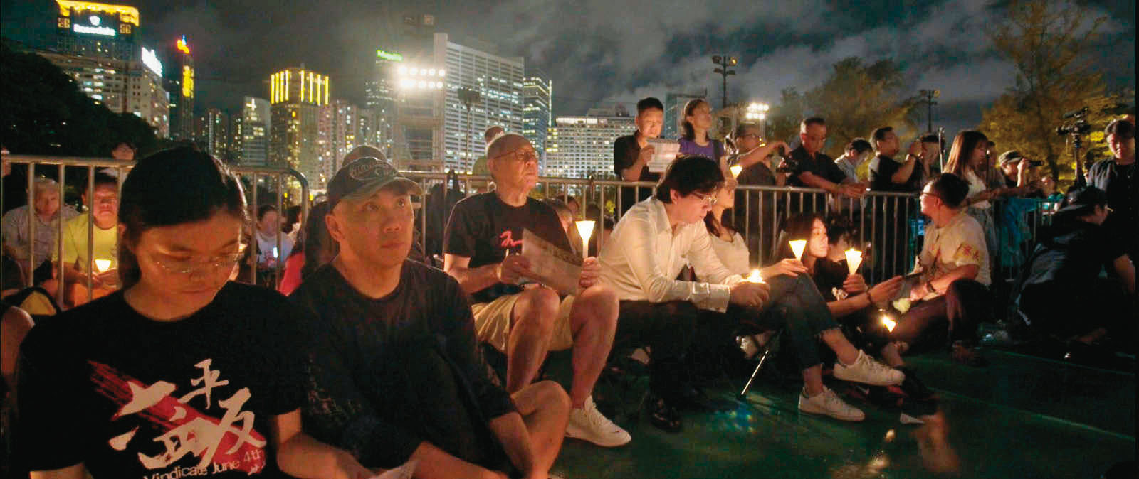 《憂鬱之島》從六七暴動、文革偷渡潮及六四天安門事件出發,以虛實交錯的手法刻劃九七回歸以來香港的動盪變化。(光年映畫提供)