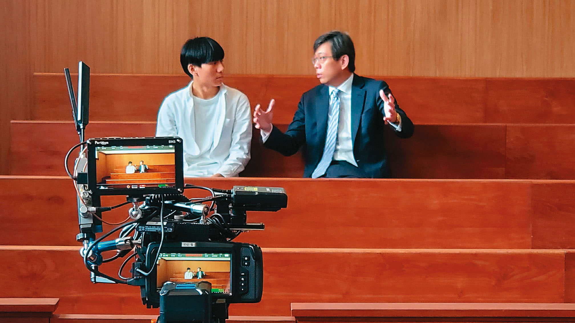 見證過六四事件的被攝者林耀強（右）是律師，協助反送中抗爭者年輕人Keith（左）處理法律問題。  （光年映畫提供）