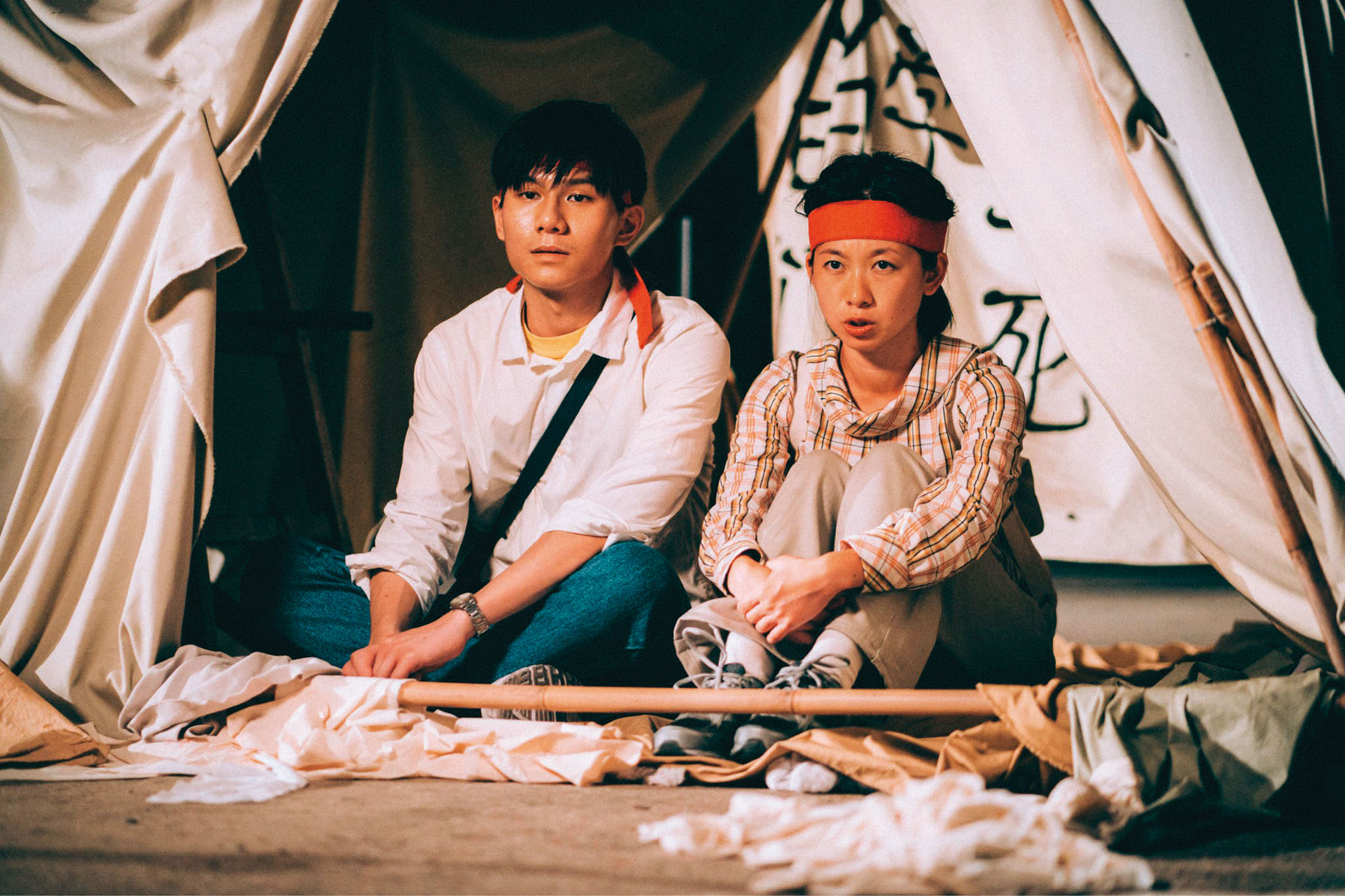 年輕一代的香港人在重演段落揣摩前輩人物的心情,也映照自己的政治看法。 (翻攝自《憂鬱之島》粉絲專頁)