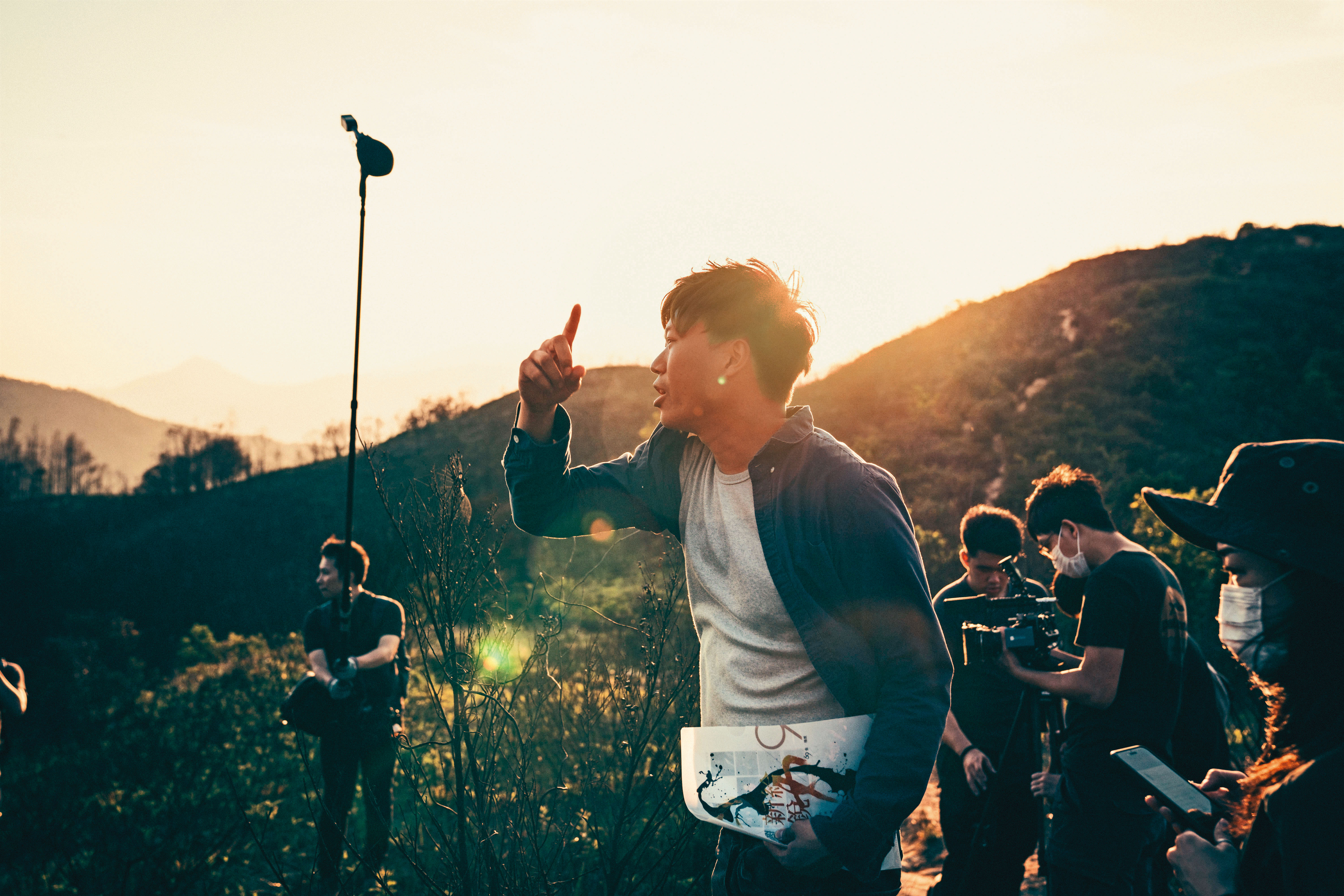 陳梓桓（左二）為強化自己說故事的技巧，嘗試為紀錄片添加戲劇重現的元素，是拍攝過程一大挑戰。（光年映畫提供）