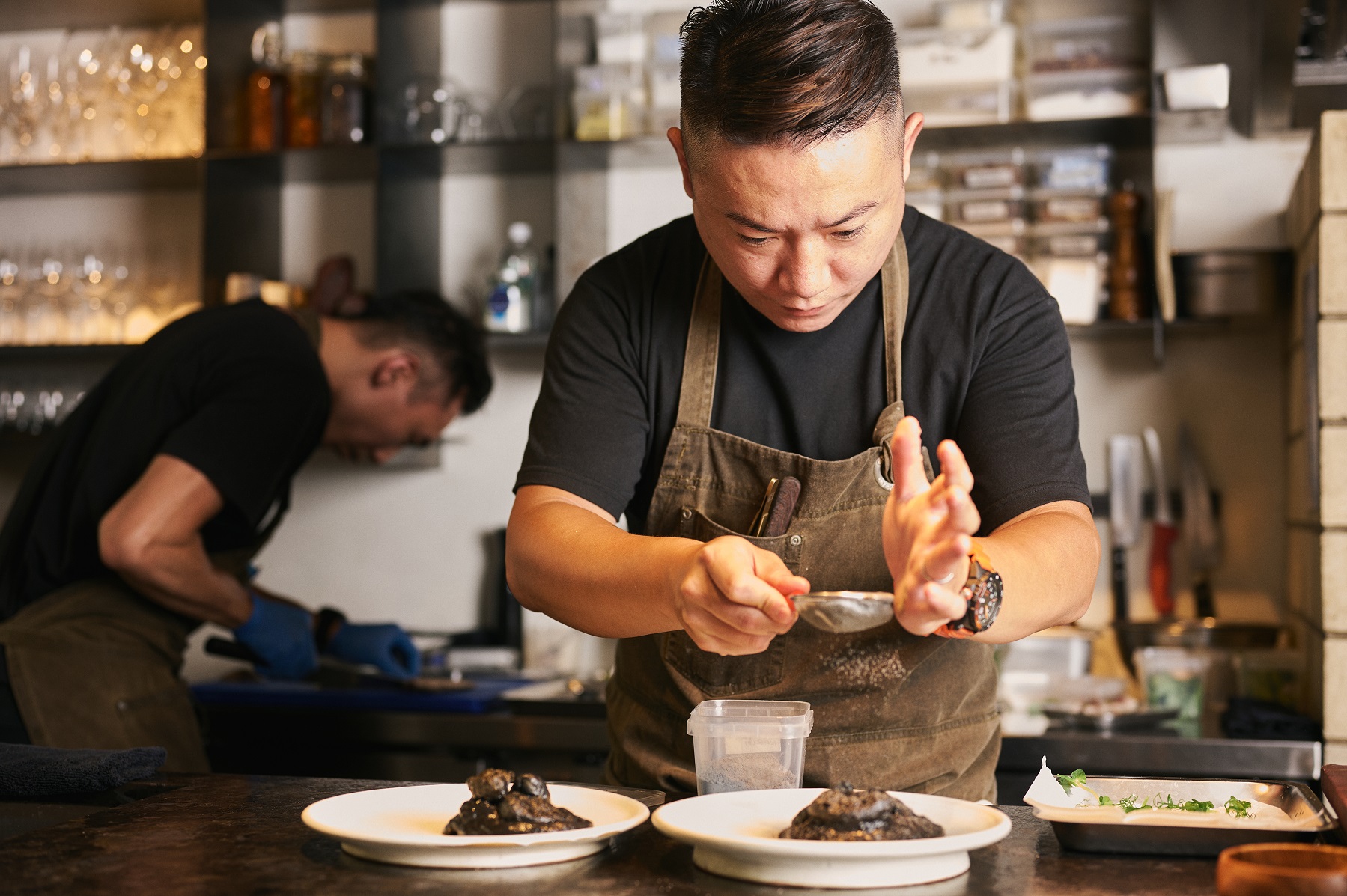 Marc L³主廚廖偉廷（Marc）以現代無疆界料理加上爐火純青的火烤技法擄獲饕客們的心。（Marc L³提供）