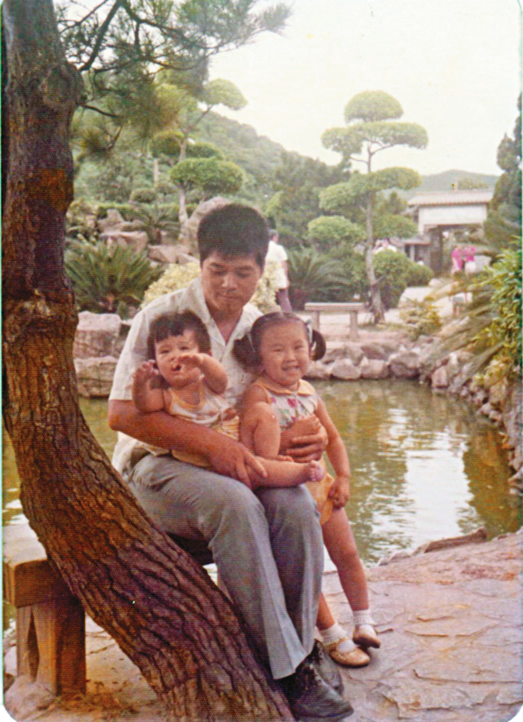 陳芯宜（前右）兒時與家人的合影。（翻攝陳芯宜臉書）