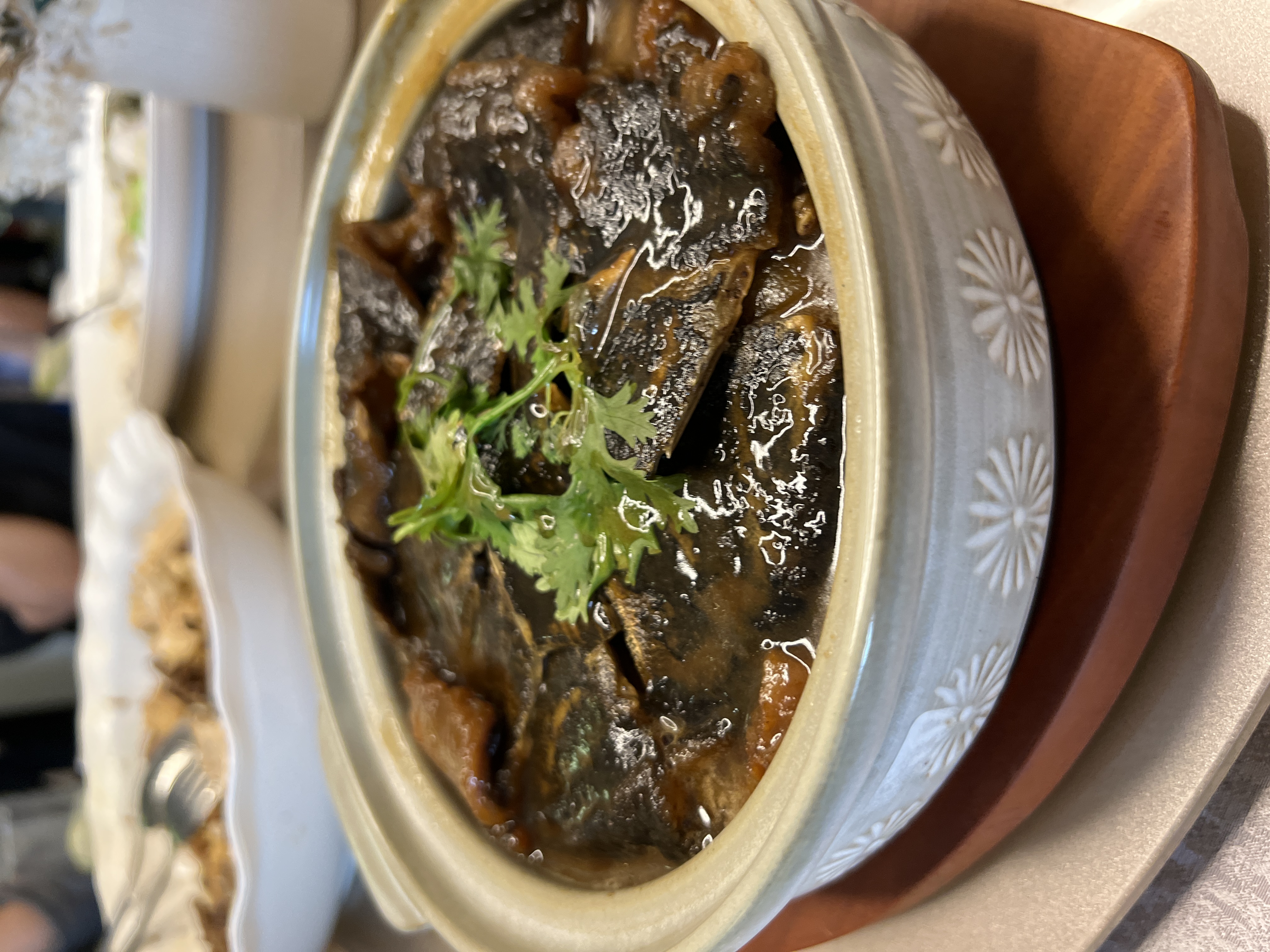 「紅燒甲魚」用蠔油、蒜燜煮，膠質黏嘴。（聚苑提供）