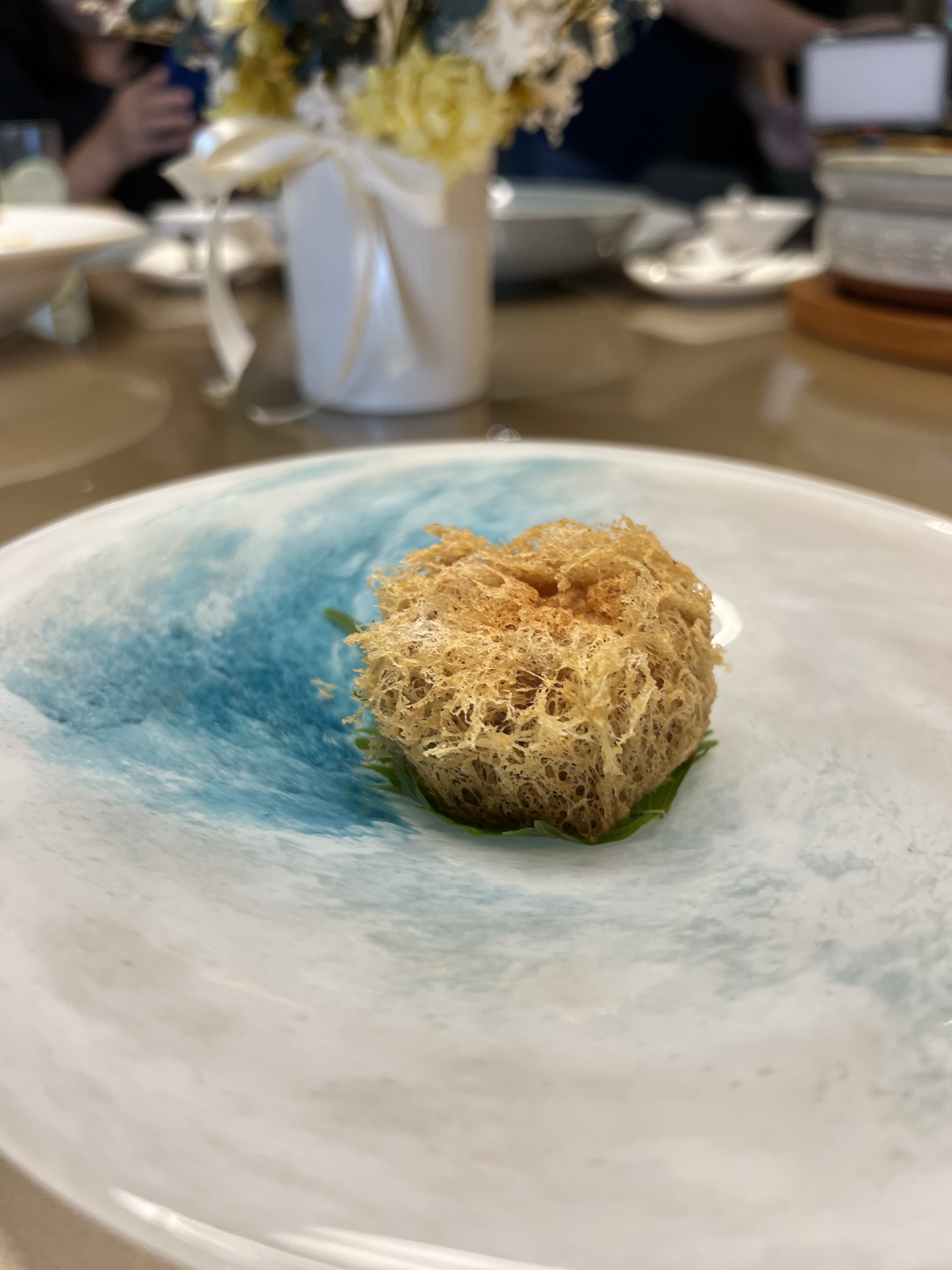 粵式喜宴菜色「蒜蓉釀帶子」，干貝用芋泥包覆成球狀酥炸。