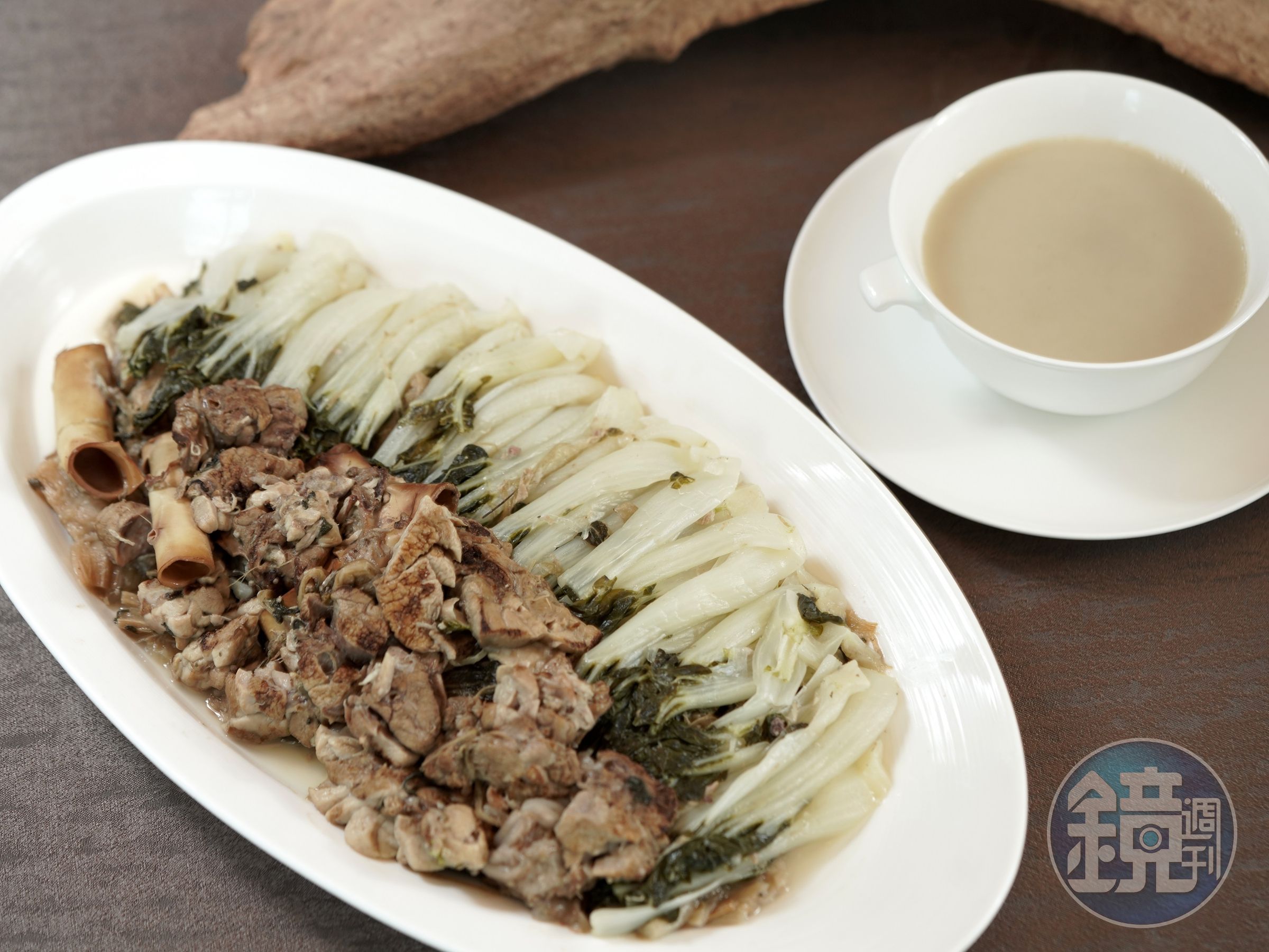 「杏汁白肺湯」的豬肺乾淨無腥味，蘸著醬汁吃有如黑白切。（聚苑提供）