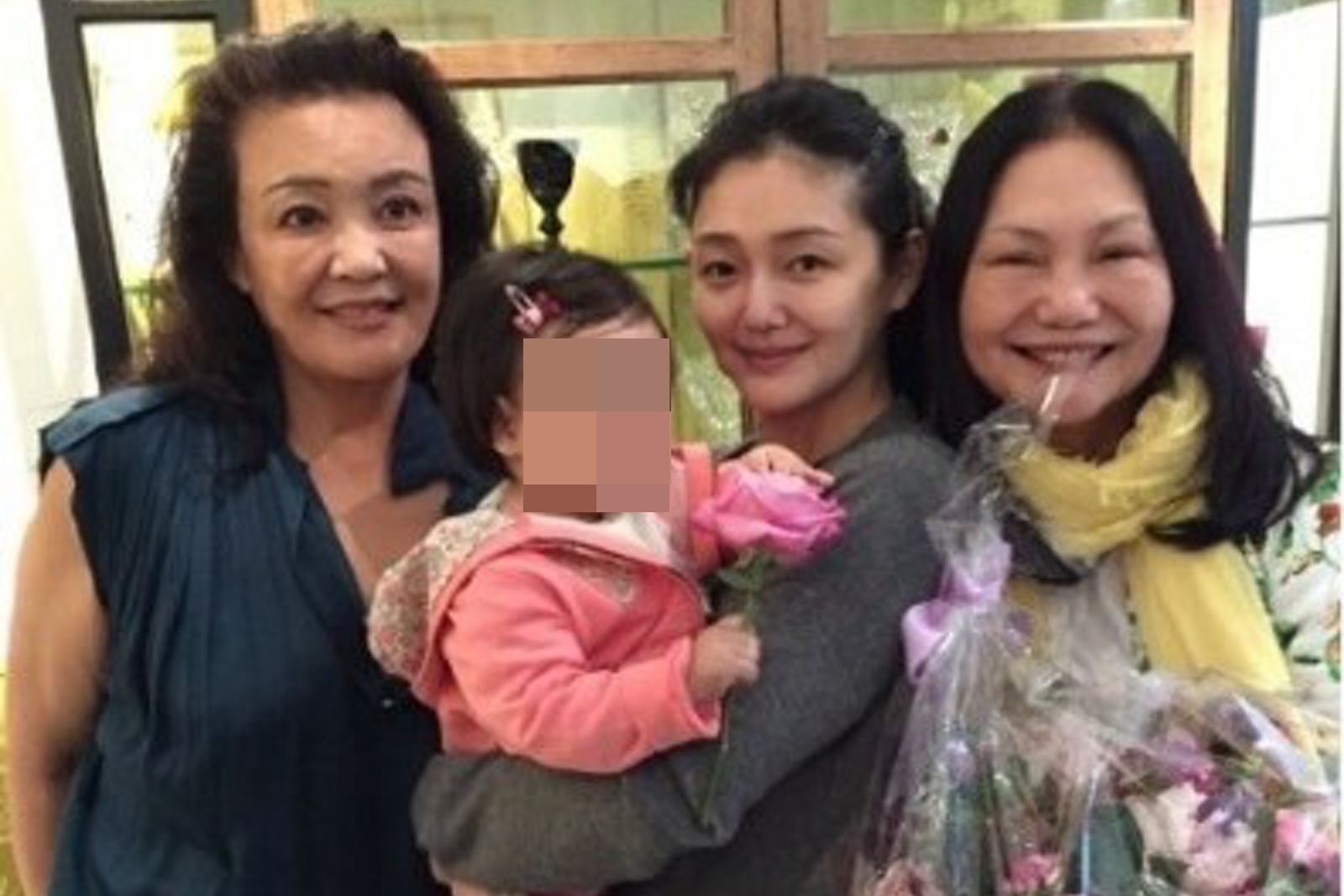 「愛新覺羅蘭」張蘭（左）在直播中再把砲火對準大S（中），而且針對大S所提的「愛新覺羅汪」嗆聲了。（翻攝微博）