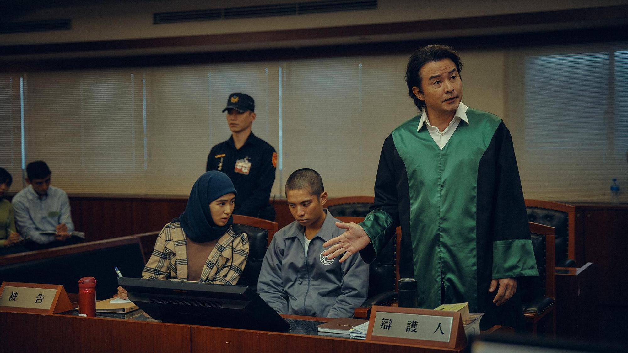 《八尺門的辯護人》劇中李銘順飾演公設律師與印籍幫傭雷嘉汭攜手替殺害台籍船長的印尼籍漁工辯護。(鏡文學提供)