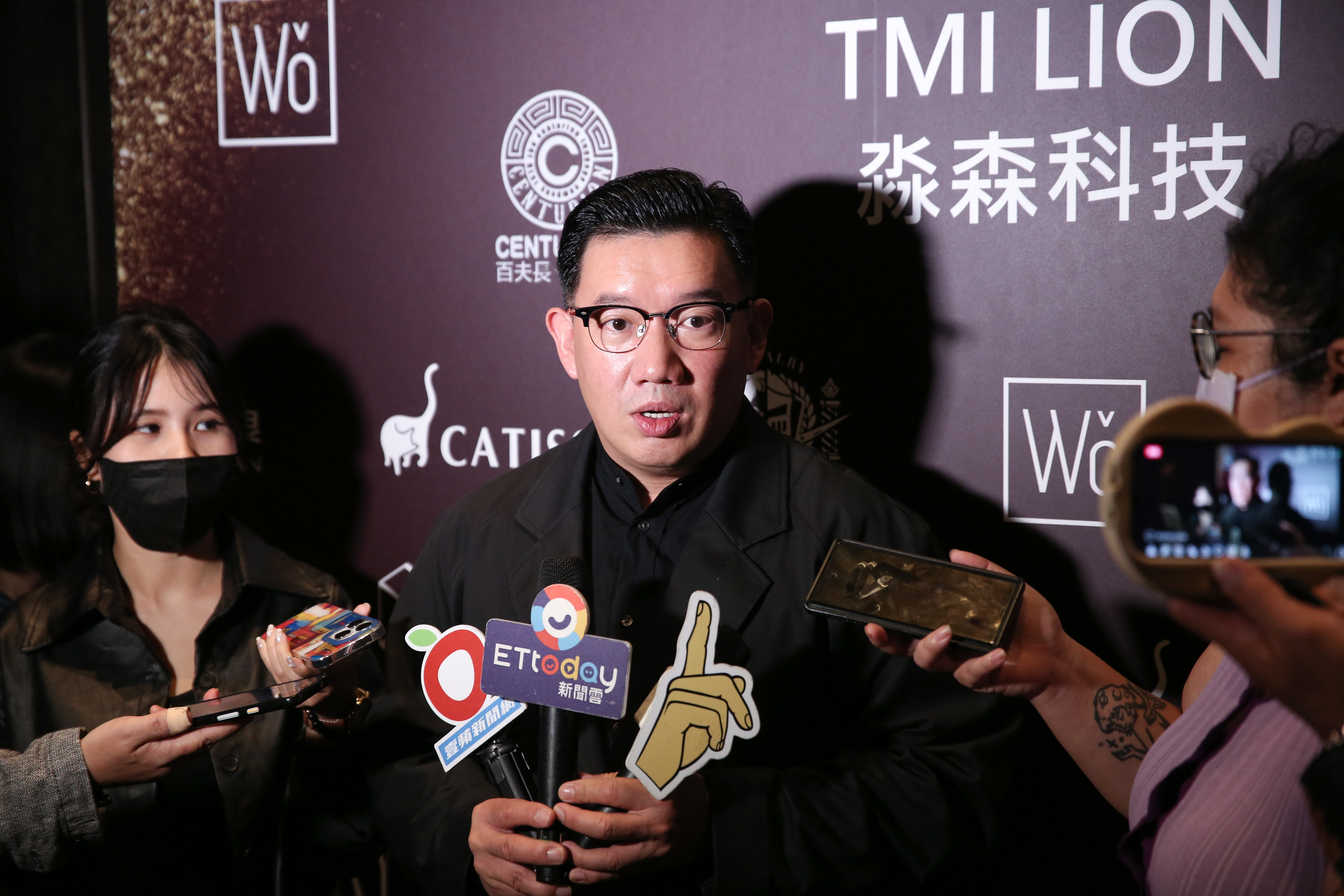 杜汶澤熱心公益事務,除了參加慈善晚宴外,他負責的台港文化交流協會也將發出200萬獎學金給100名在台讀書的香港學生。