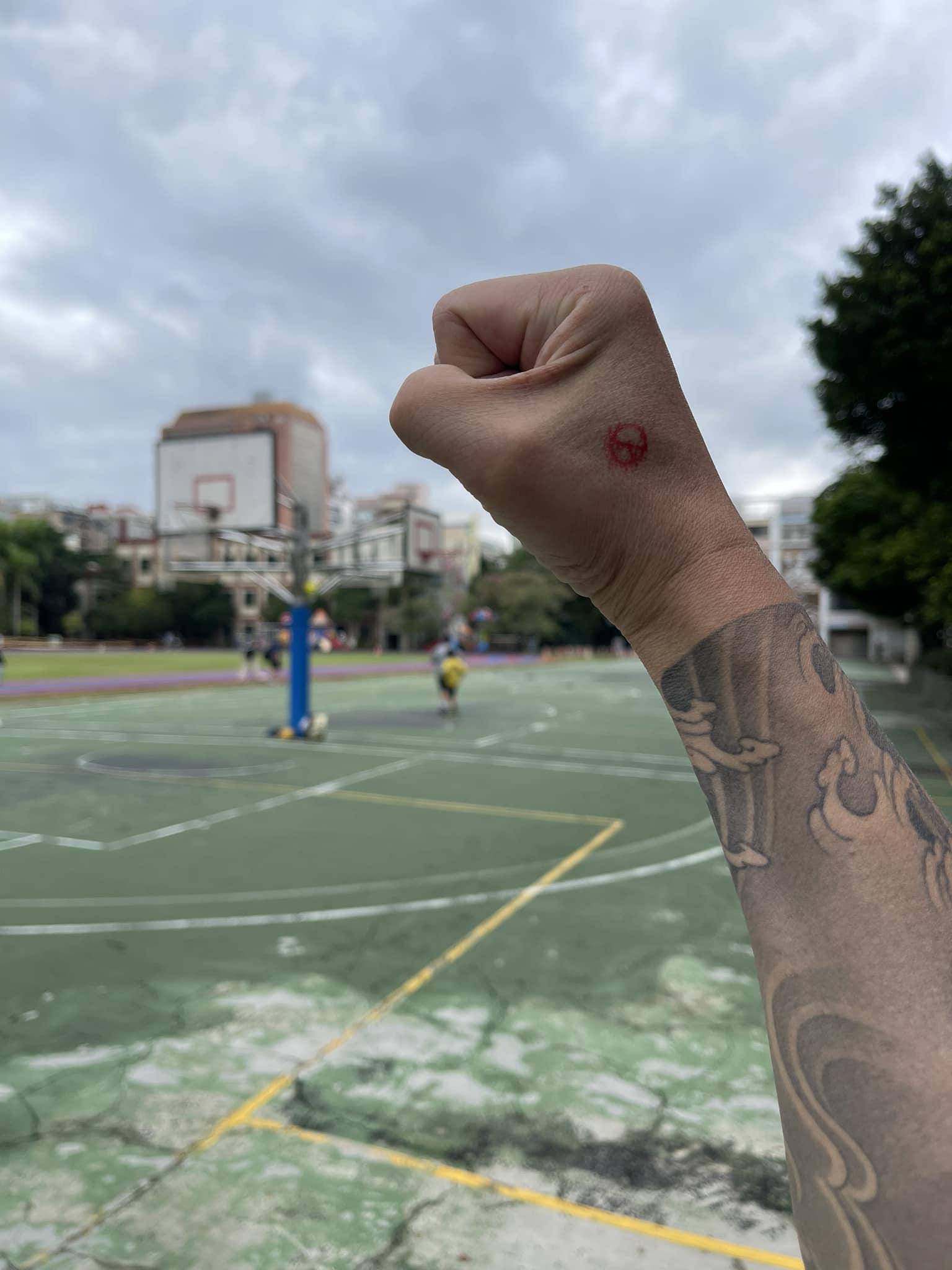 9合1大選杜汶澤成為首投族,在台灣投下第一張大選選票。(翻攝自杜汶澤臉書)