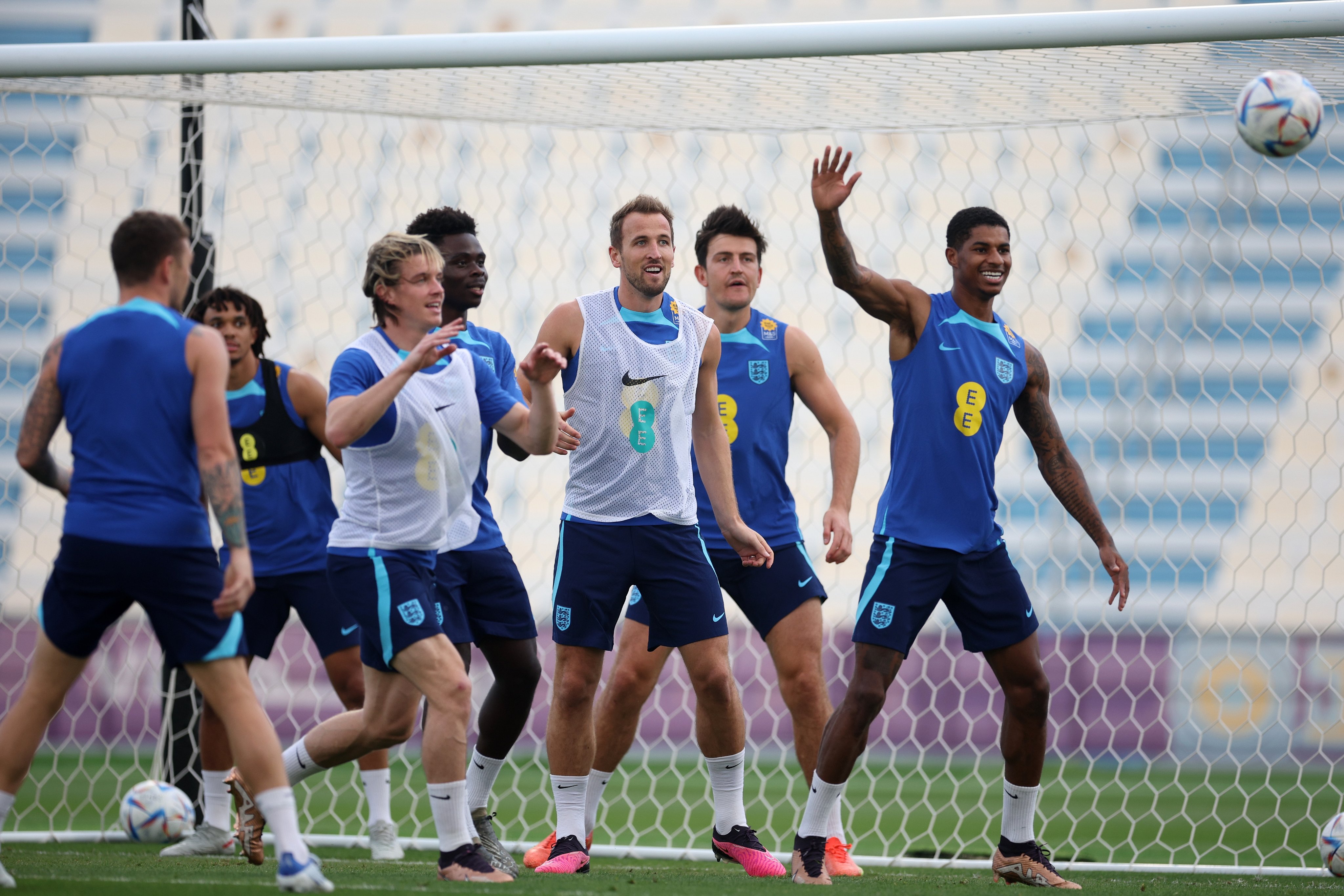 英格蘭隊長（右3）凱恩透露，球隊成員私底下會玩狼人殺放鬆。（翻攝自@England Twitter）