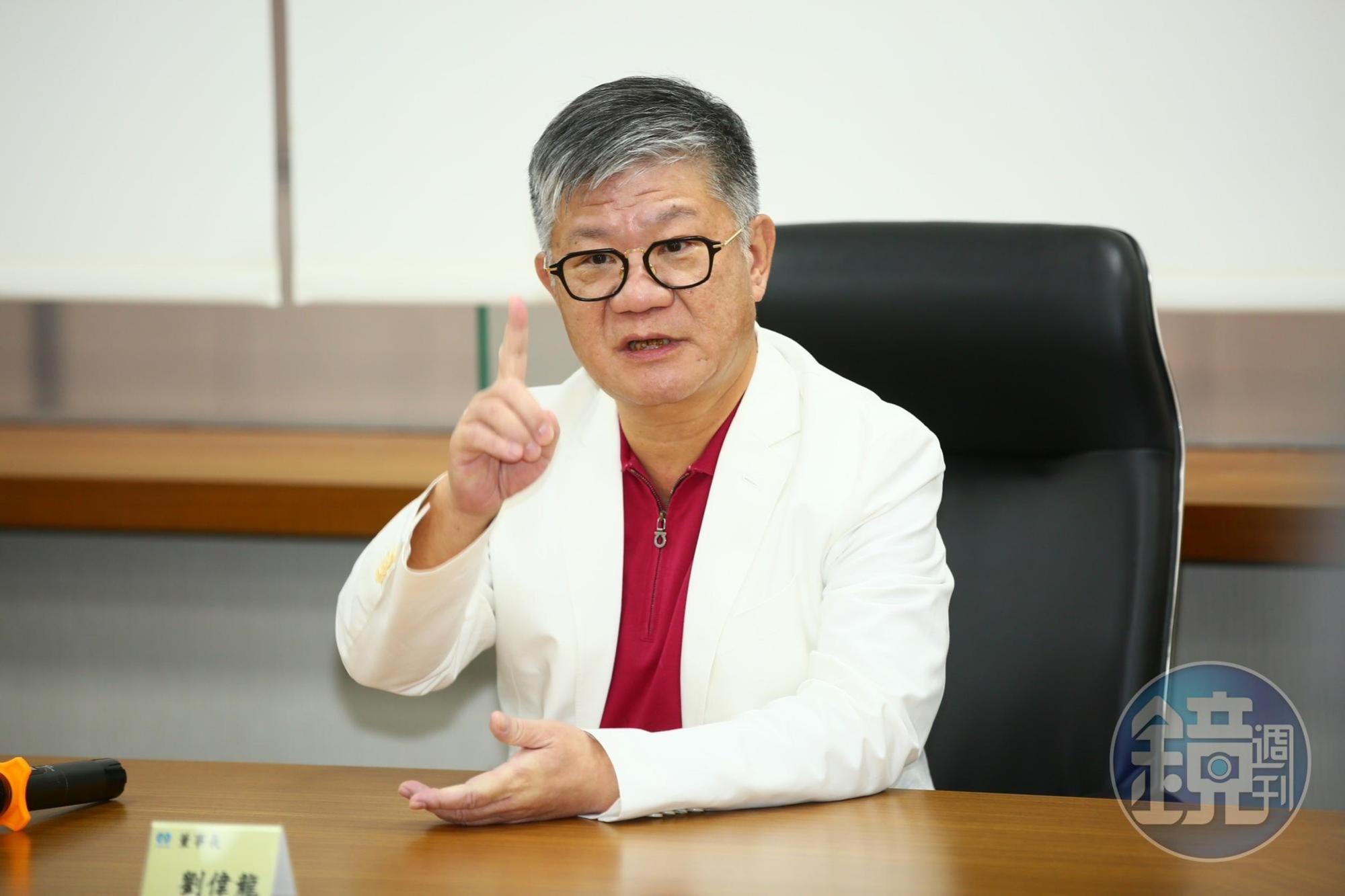 龍邦董事長劉偉龍昨日召開記者會，揚言一定會對泰山公司派提告。
