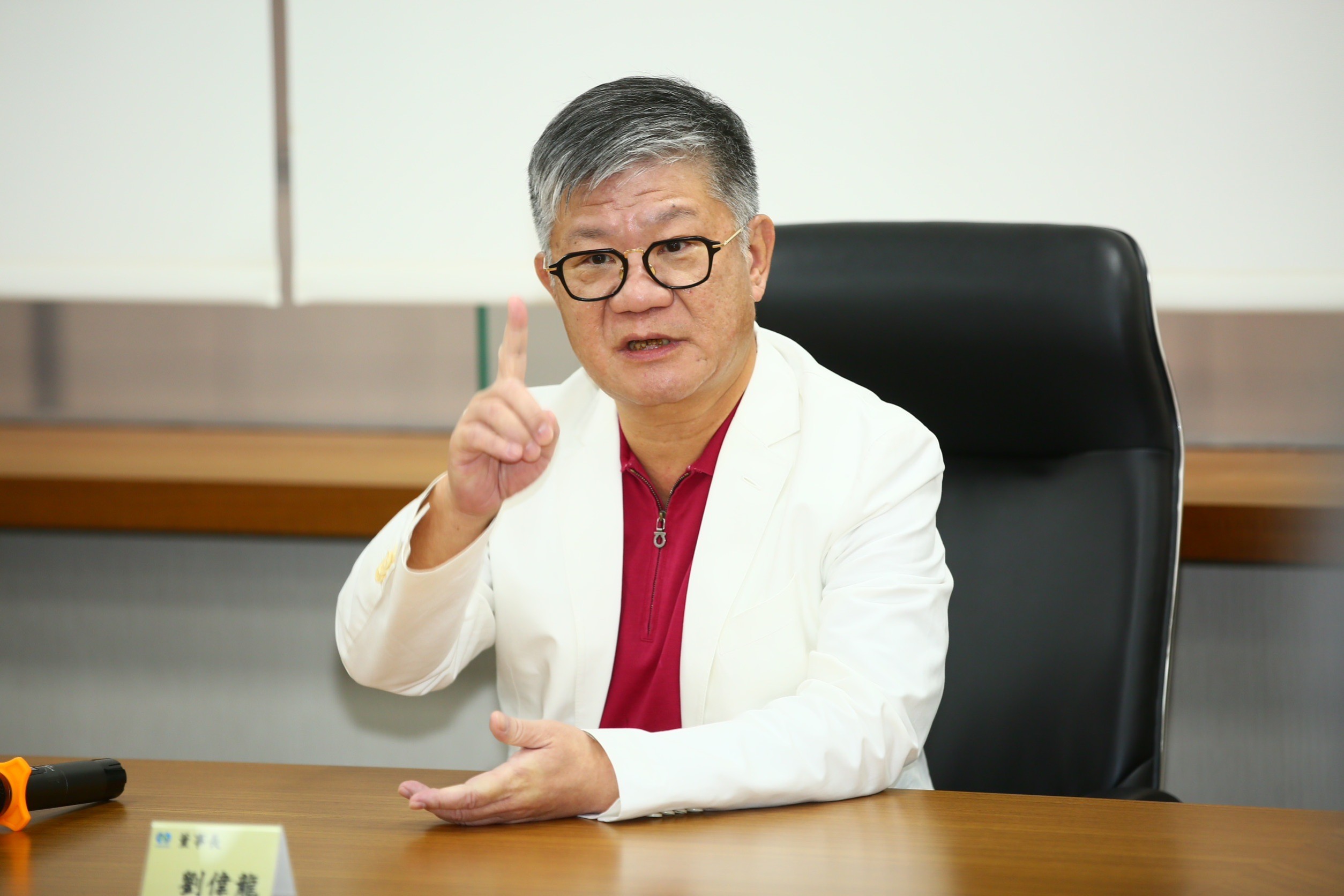 龍邦董事長劉偉龍昨日召開記者會，揚言一定會對泰山公司派提告。