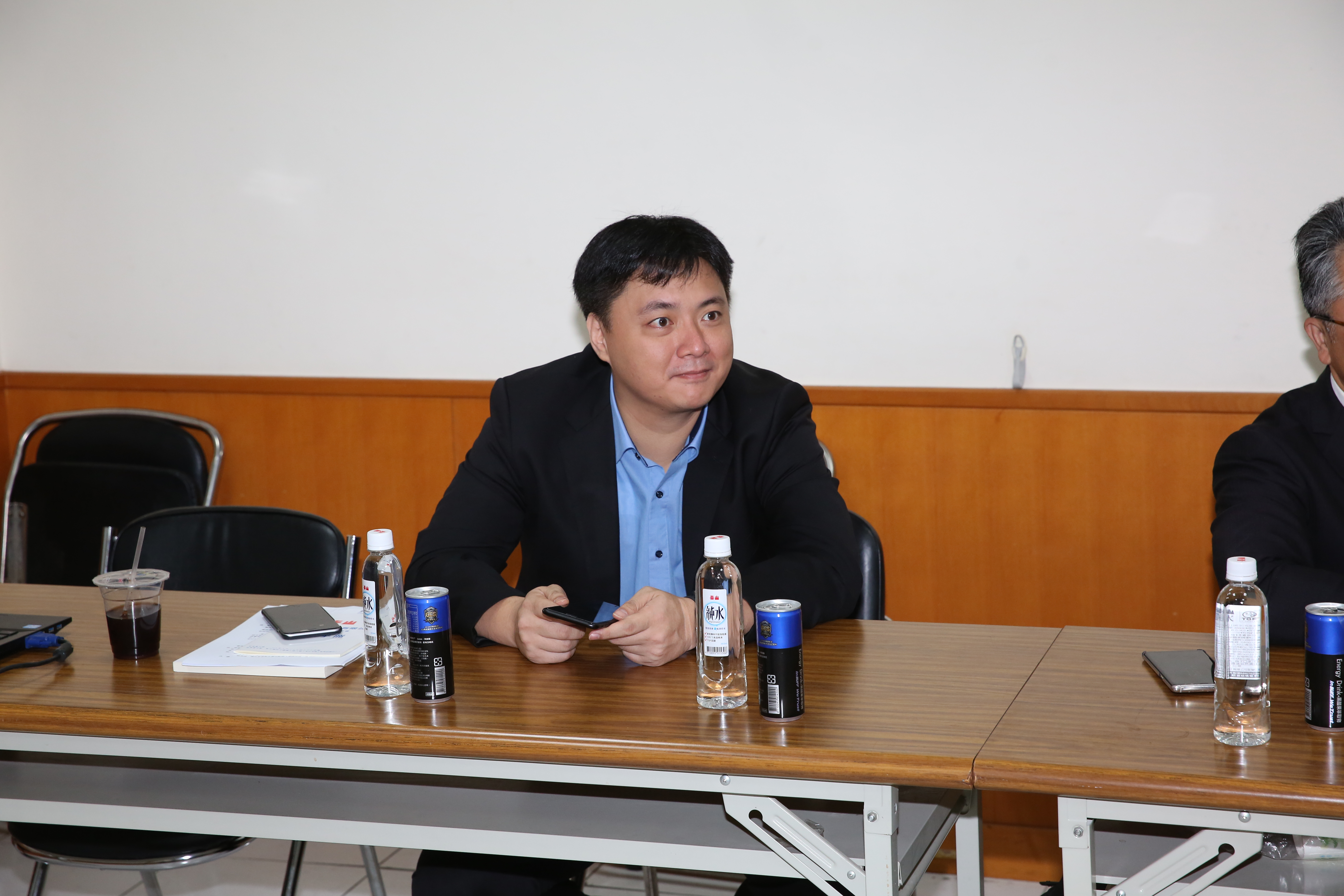 泰山公司派昨日召開記者會，由詹家第三代詹皓鈞及公司主管、律師代表出席。