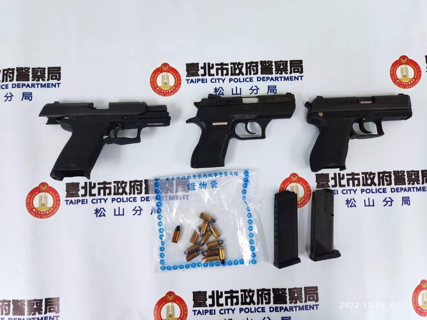 警方共計起出3把手槍、彈匣及子彈。(翻攝畫面)