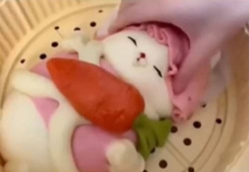 女大生的造型饅頭大熱賣，打臉之前瞧不起她的親戚。（翻攝自微博）