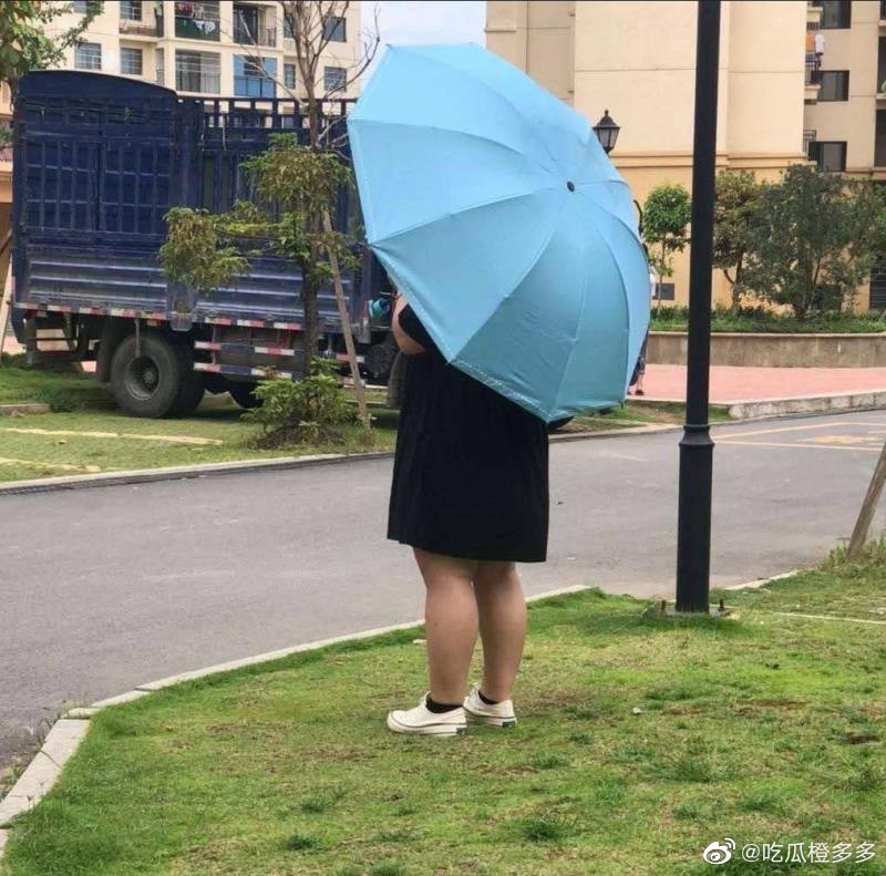 正妹的背影。（翻自微博）