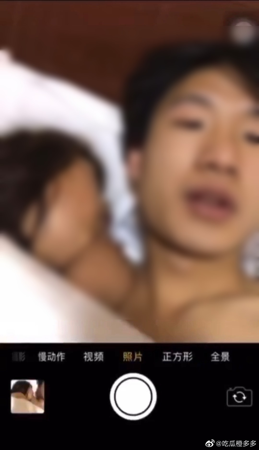 男生還是當起勇者龍騎士上了。（翻自微博）