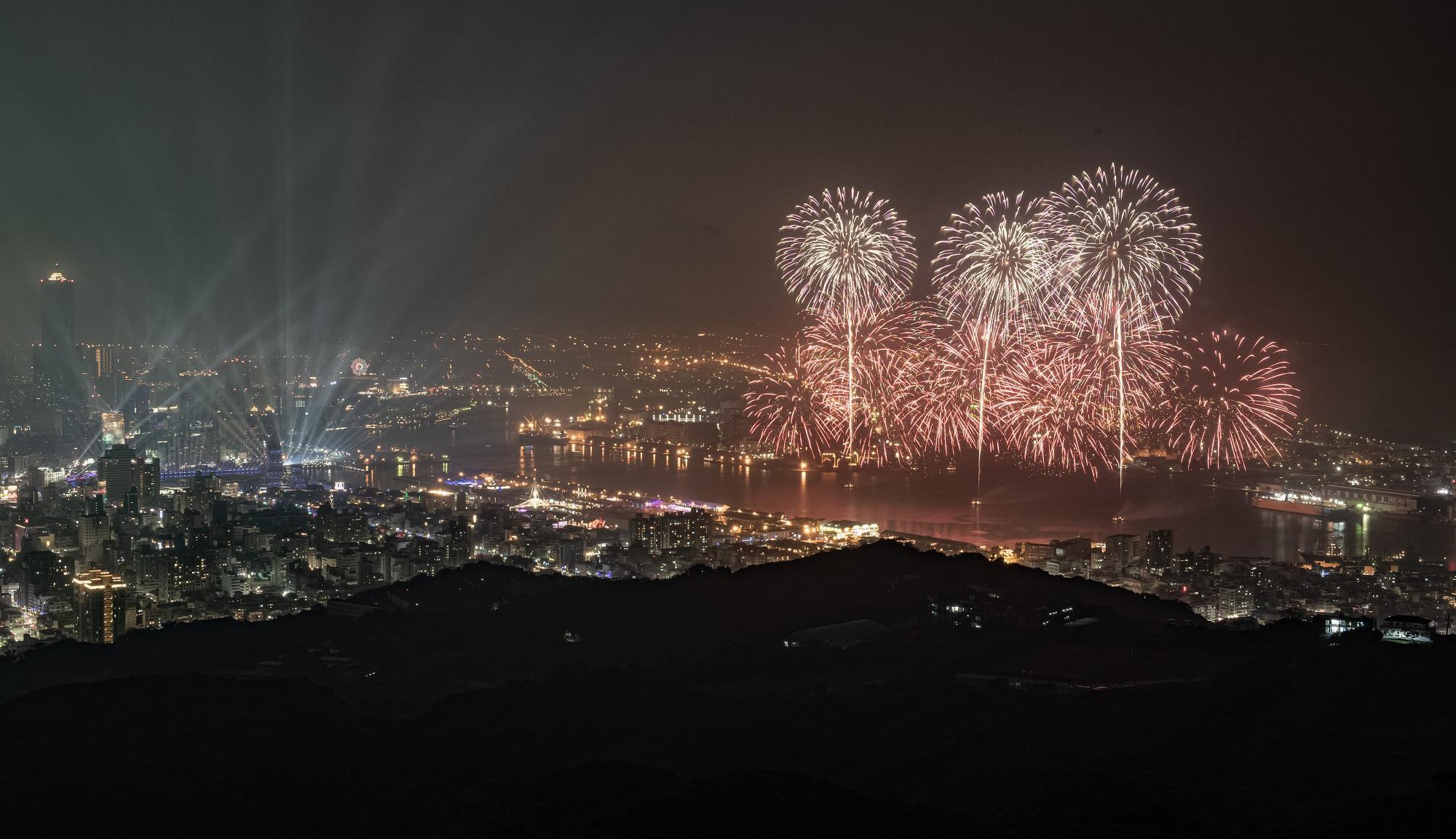今年高雄除了跨年煙花,高雄流行音樂中心也將在元旦晚間施放「大港花火」。(高流提供)