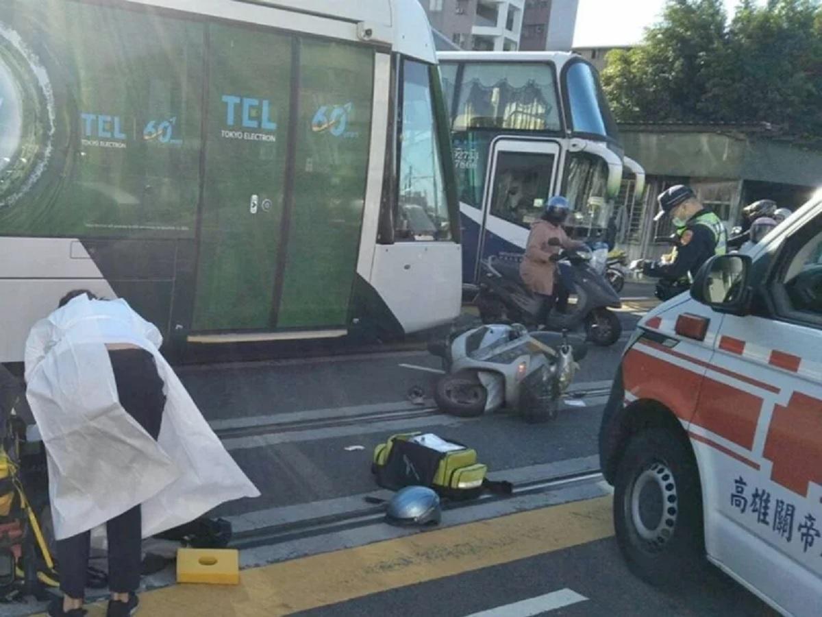 高雄輕軌列車今天上午與機車發生擦撞,機車騎士頭部受創,無生命跡象。(翻攝畫面)