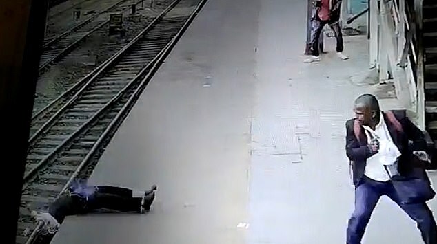 男子被電擊後，整個人完全僵化倒下。（翻自《每日郵報》）