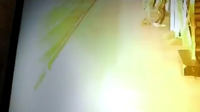 男子瞬間變成人肉火球，相當驚悚。（翻自《每日郵報》）
