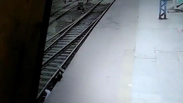 男子跌落鐵軌，之後有其他人員前來搶救。（翻自《每日郵報》）