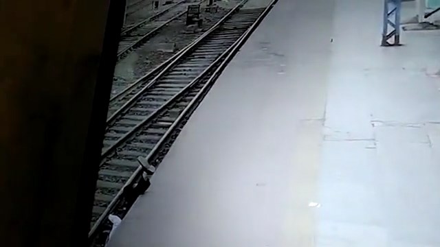 男子跌落鐵軌，之後有其他人員前來搶救。（翻自《每日郵報》）