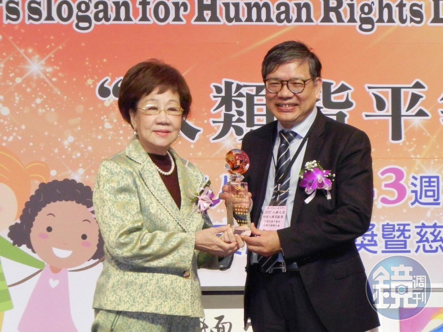 中華民國中醫師公會全國聯合會推出了中藥「清冠一號」,在防疫上作出重大貢獻,理事長詹永兆(右)獲頒防疫人權貢獻獎,由前副總統呂秀蓮(左)頒發。