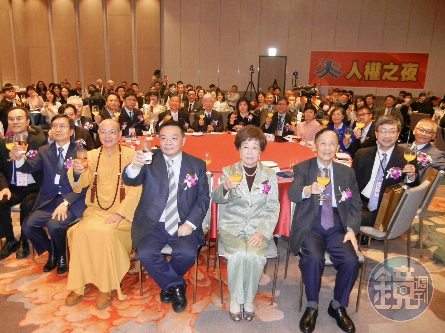 「2022人權之夜」8日晚間舉行,前副總統呂秀蓮、中國佛教會理事長淨耀法師等人出席餐會,同時也擔任頒獎人。