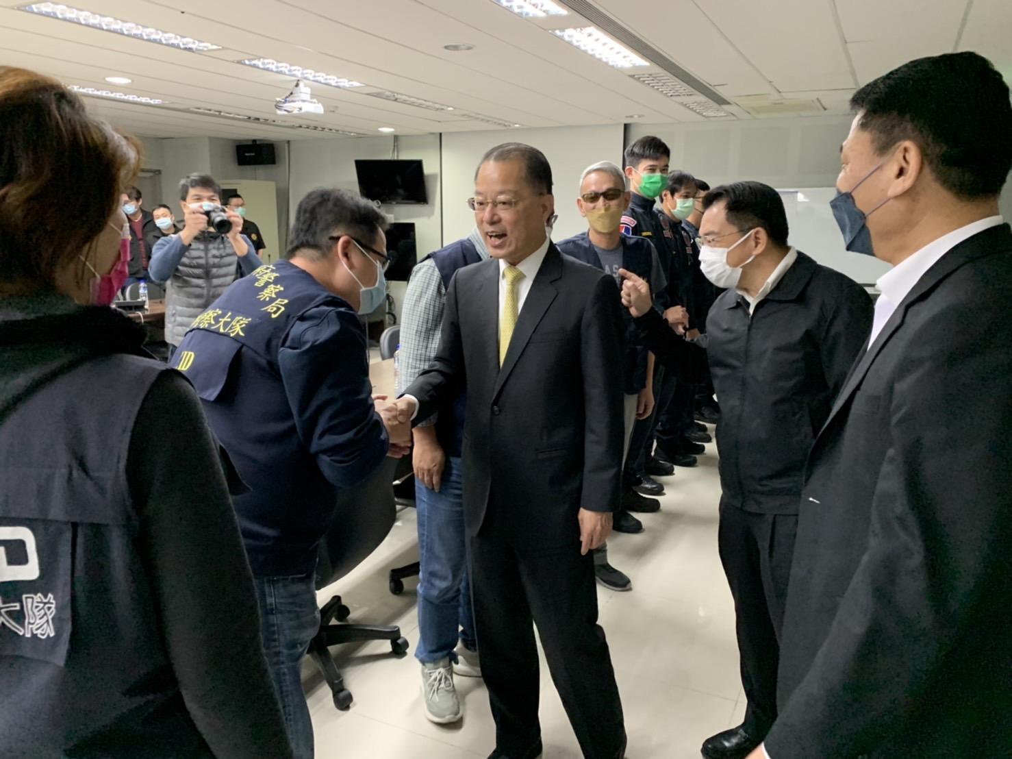 警政署長黃明昭特別到松山分局頒發專案小組獎勵金，肯定員警大膽用槍決定。（松山分局提供）