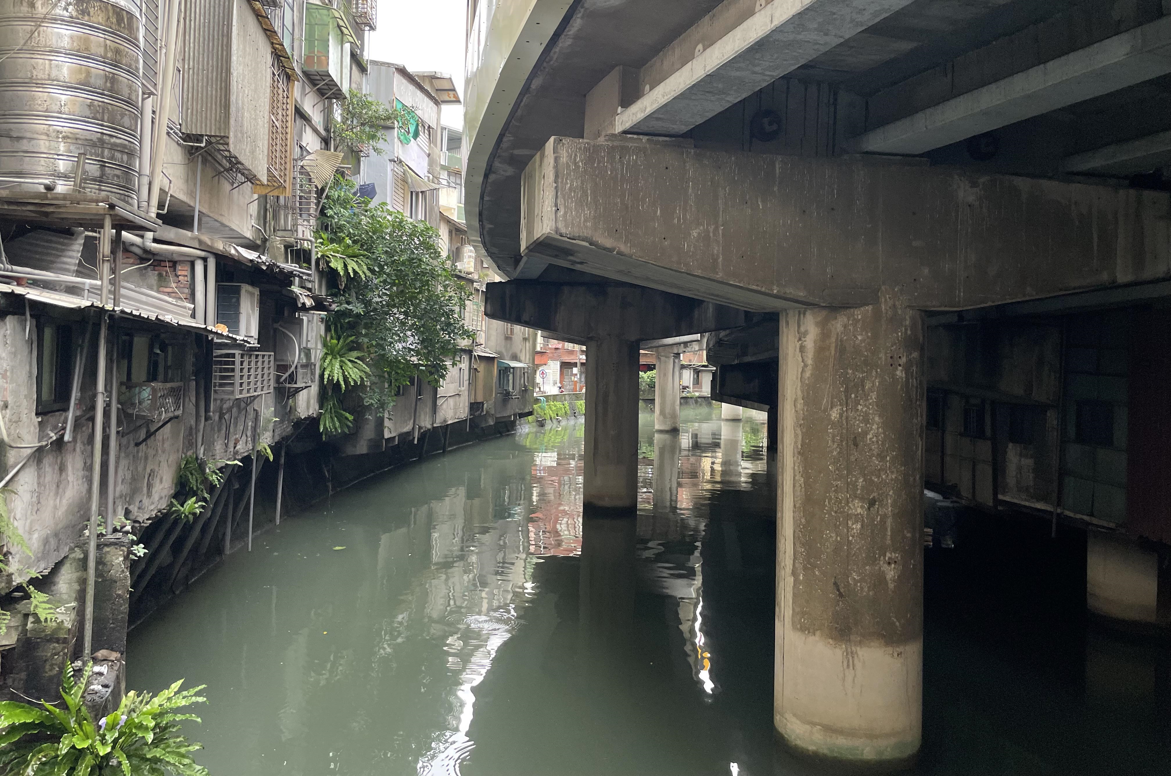 基隆大德橋下的西定河街景登上美國論壇Reddit，受汙染的環境令網友們不敢領教。（翻攝自Reddit）
