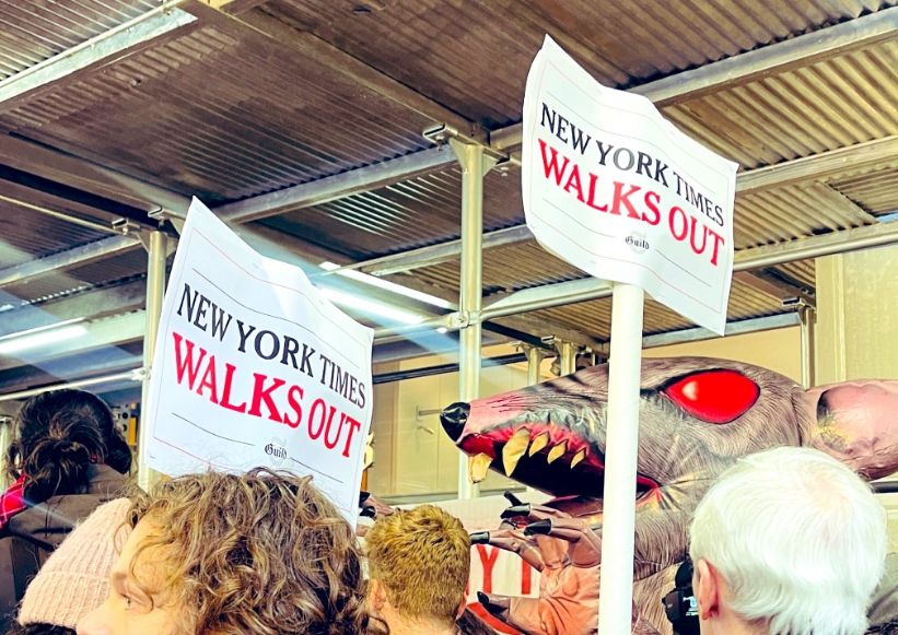 美國《紐約時報》發起大罷工,整整持續24小時,估計至少有1,100名員工參加。(翻攝 @NYTimesGuild推特)