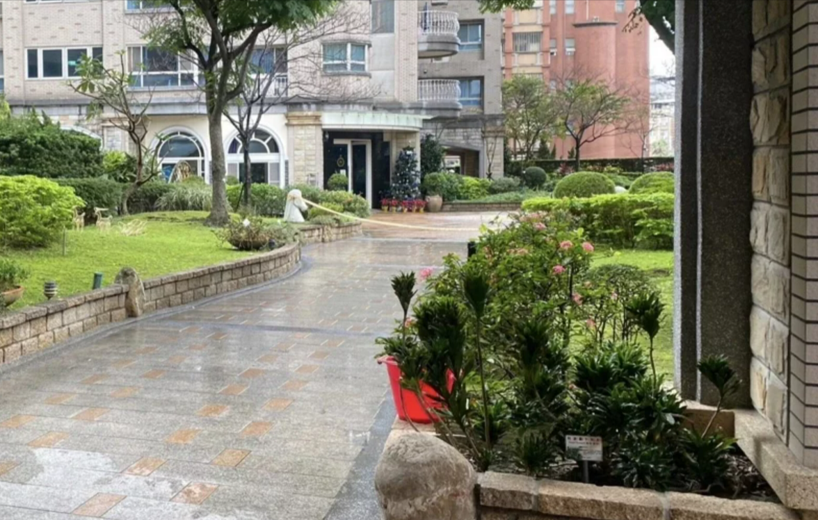 新北市三重中正北路一處社區傳出女子墜樓意外。(翻攝畫面)