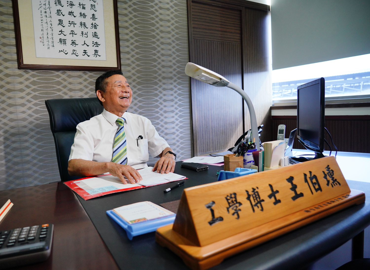 王伯壎少時家道中落，放棄高中、大學，選擇念台南高工，後來他持續進修學習，70歲報考高雄科技大學博士班，花了5年取得學位。