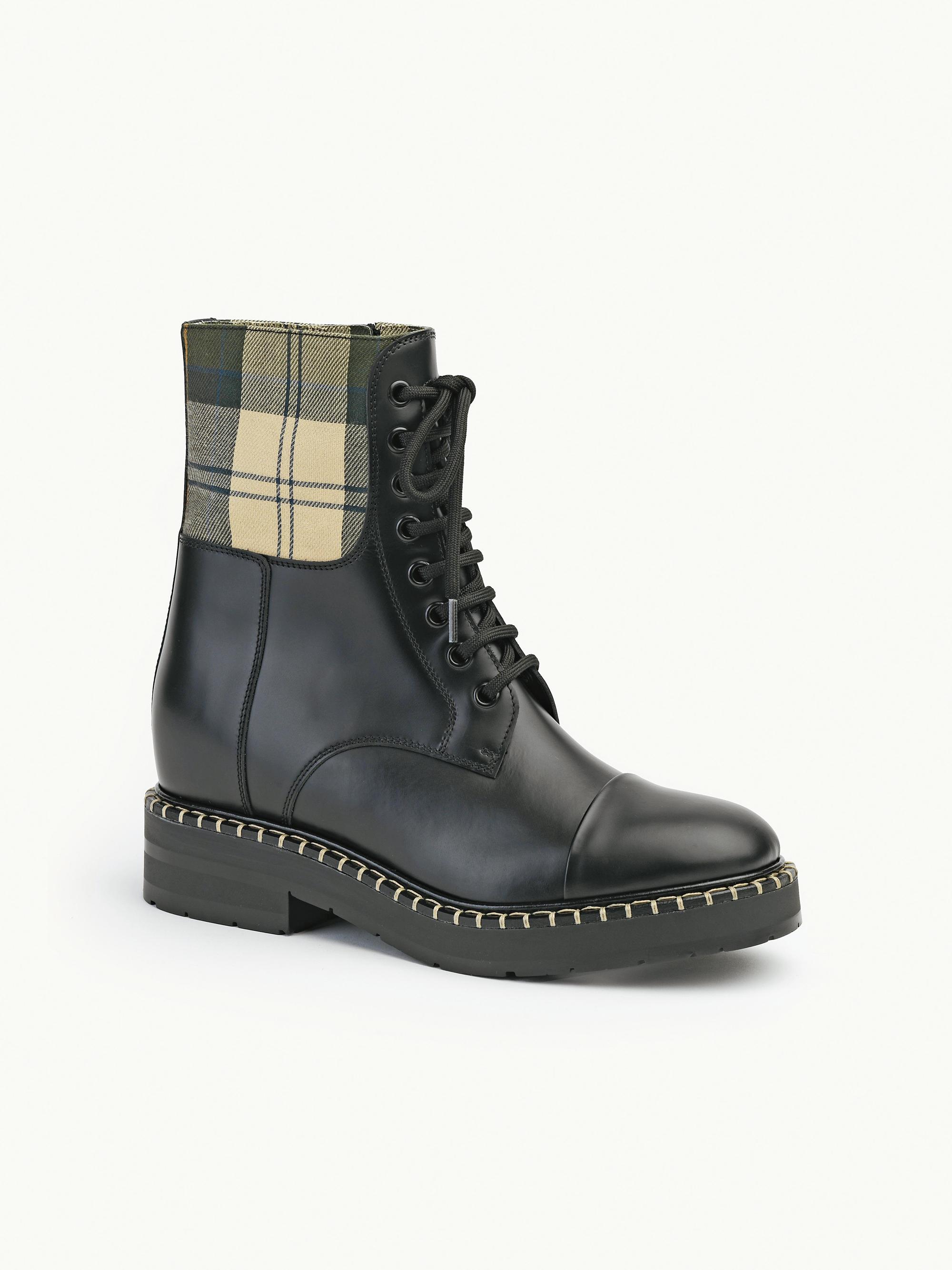 Barbour x Chloé聯名Noua短筒軍靴。價格未定。（Chloé提供）