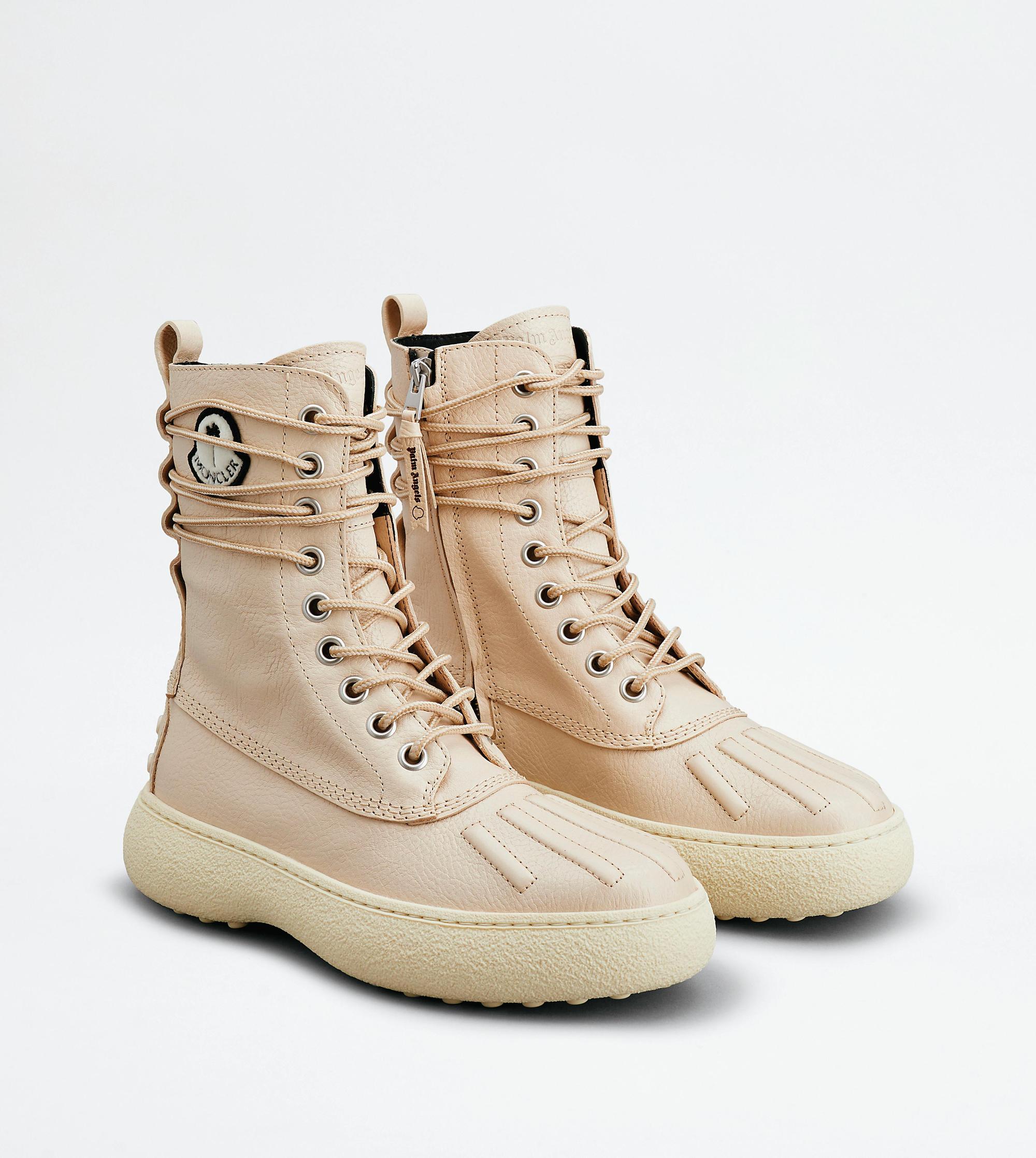 TOD'S X 8 MONCLER PALM ANGELS W.G.白色中筒靴（男女同款）。NT$39,700。（TOD'S提供）