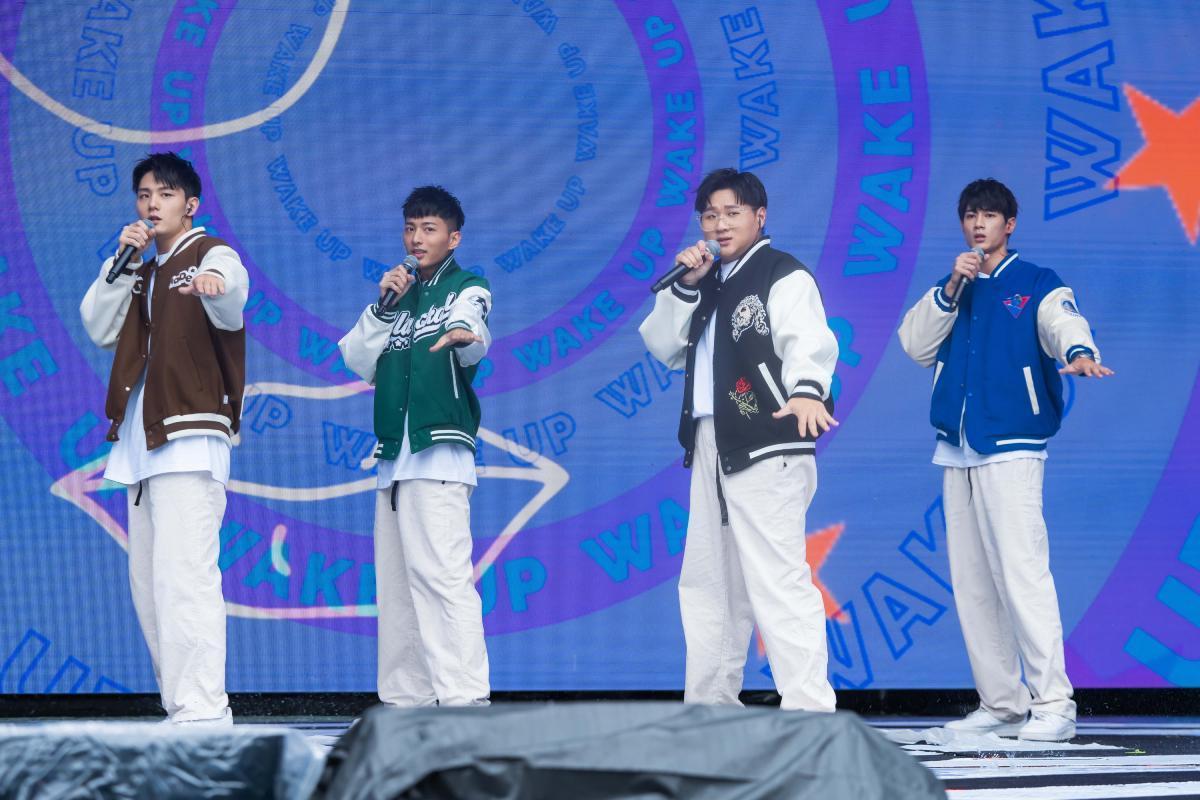 「機智男孩IT BOYZ」陳彥廷(左起)、鍾岳軒、鄭豐毅、黃柏峰為巨星耶誕演唱會綵排。(TVBS提供)