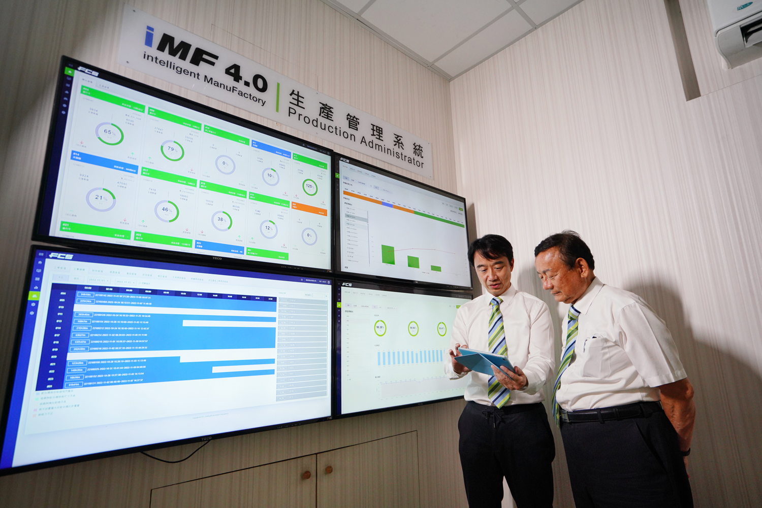 富強鑫跟上工業4.0浪潮，開發出智慧製造工廠系統，搭載於射出機，客戶透過手機、行動裝置，就能了解全球工廠的所有產線實況。